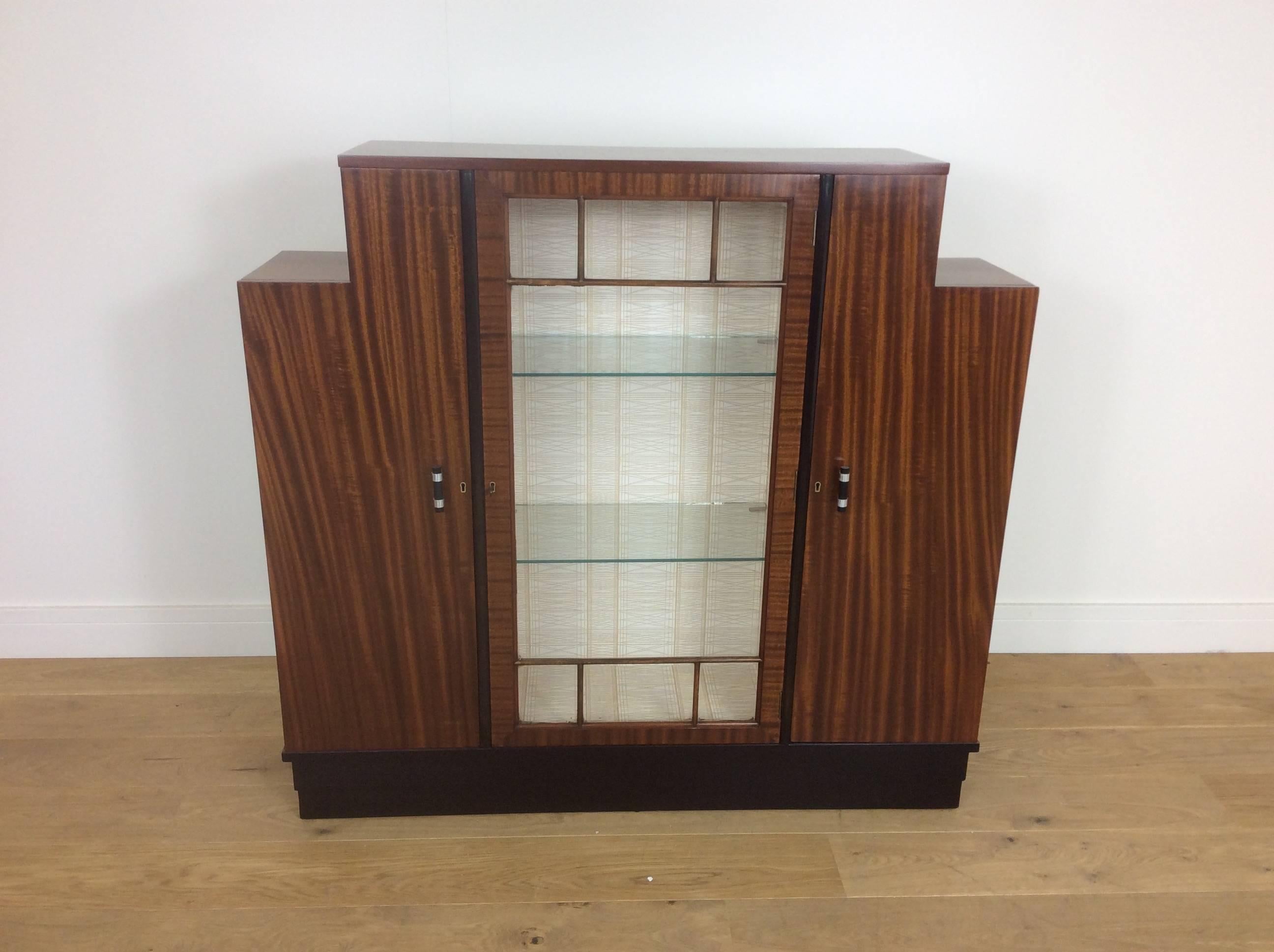 Art Deco display cabinet bookcase.
Very smart Art Deco rosewood display cabinet, finished in a beautiful rosewood raised on a stepped black plinth, a very elegant piece of furniture.
114 cm H 121 cm W 29 cm D,
French, circa 1930.
