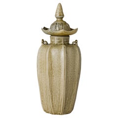 Raro jarrón octogonal esmaltado en celadón "Yue", dinastía Jin occidental (266 - 316 d.C.)