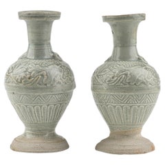 Deux vases en faïence blanche avec un design floral, Dynastie Yuan Yuan, 14e siècle