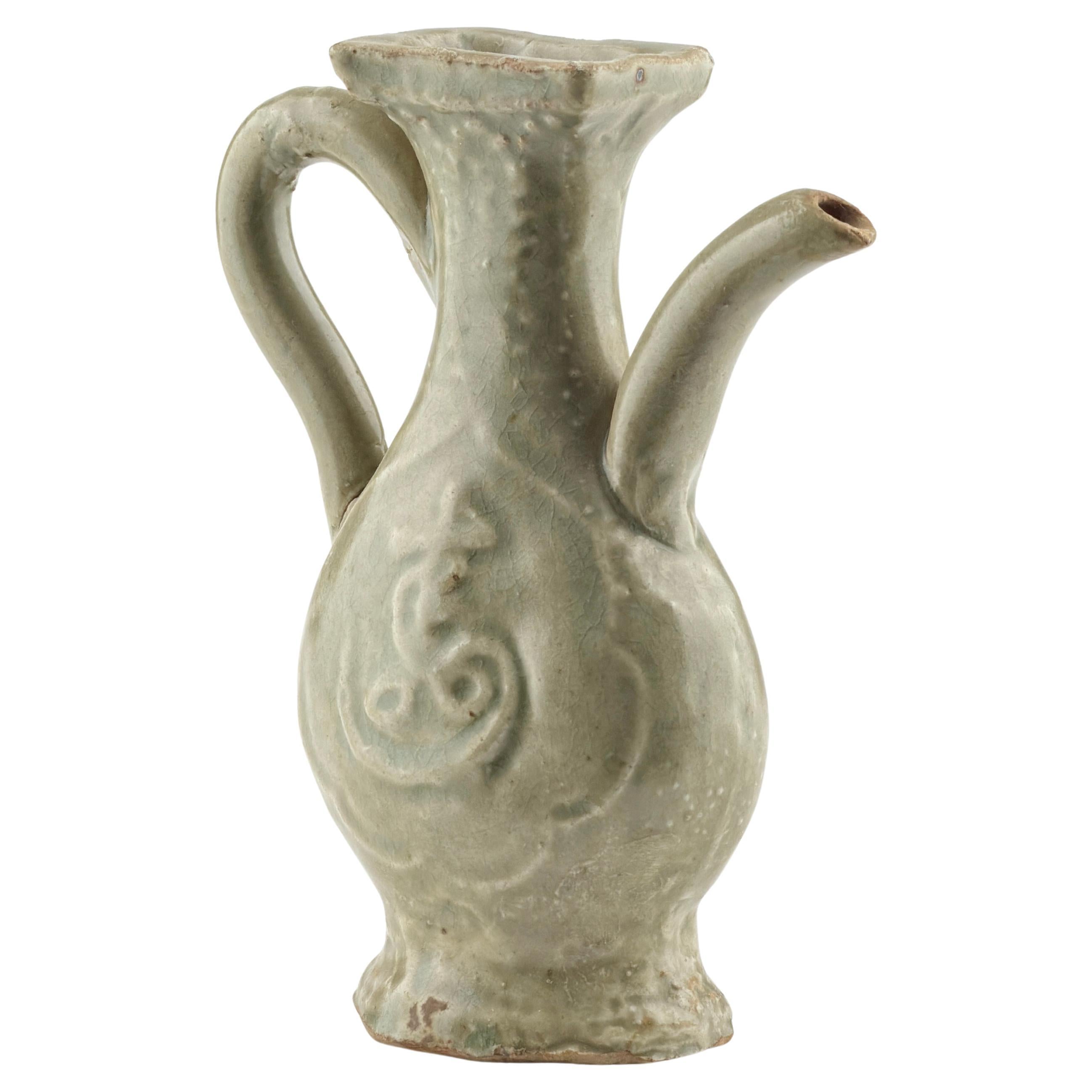 Una brocca di Celadon Longquan modellata "Fu Shou", dinastia Ming