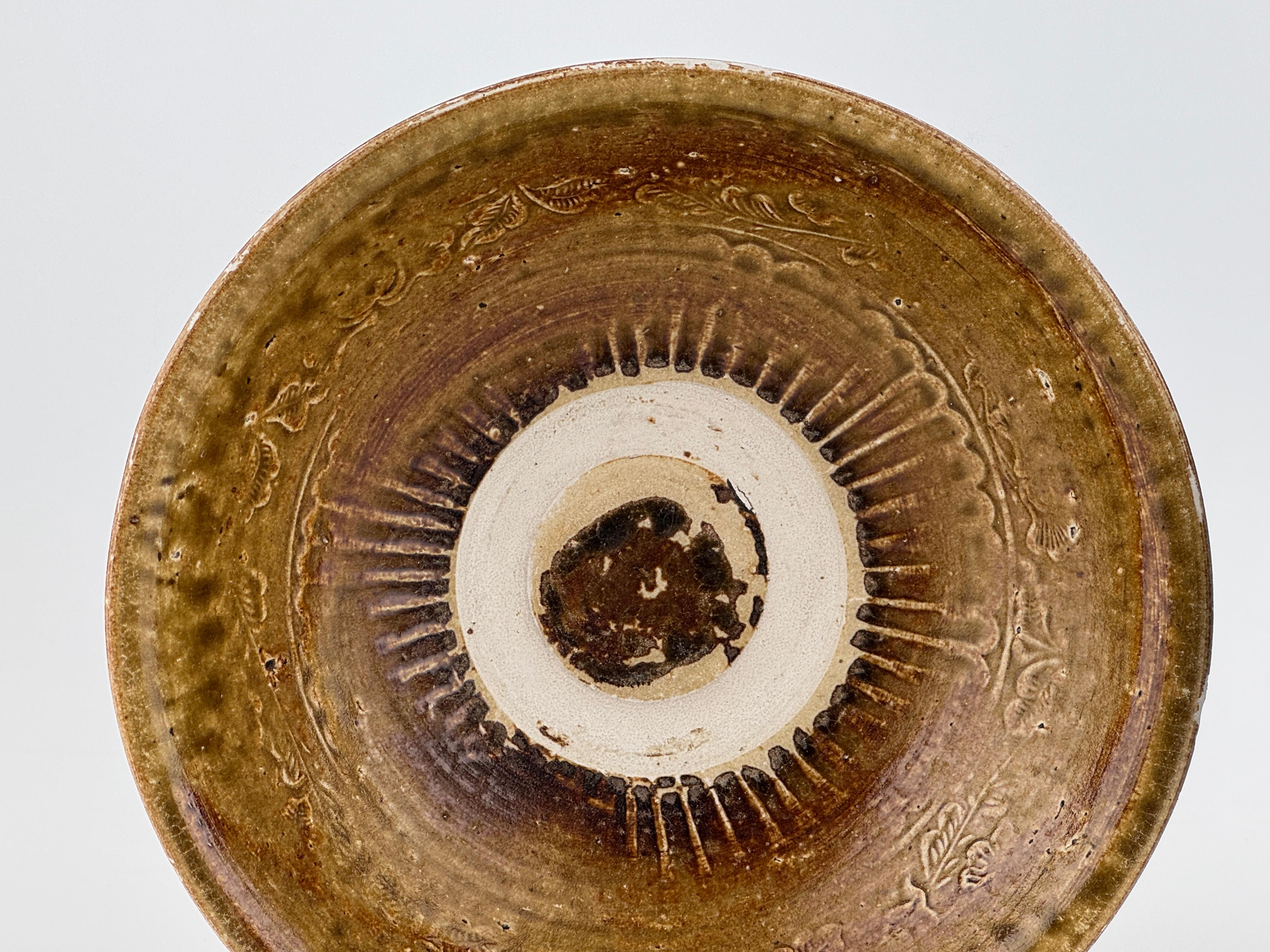 Smaltato Rare ciotole in gres annamense con smalto marrone-verde, Vietnam, XIV-XV secolo in vendita