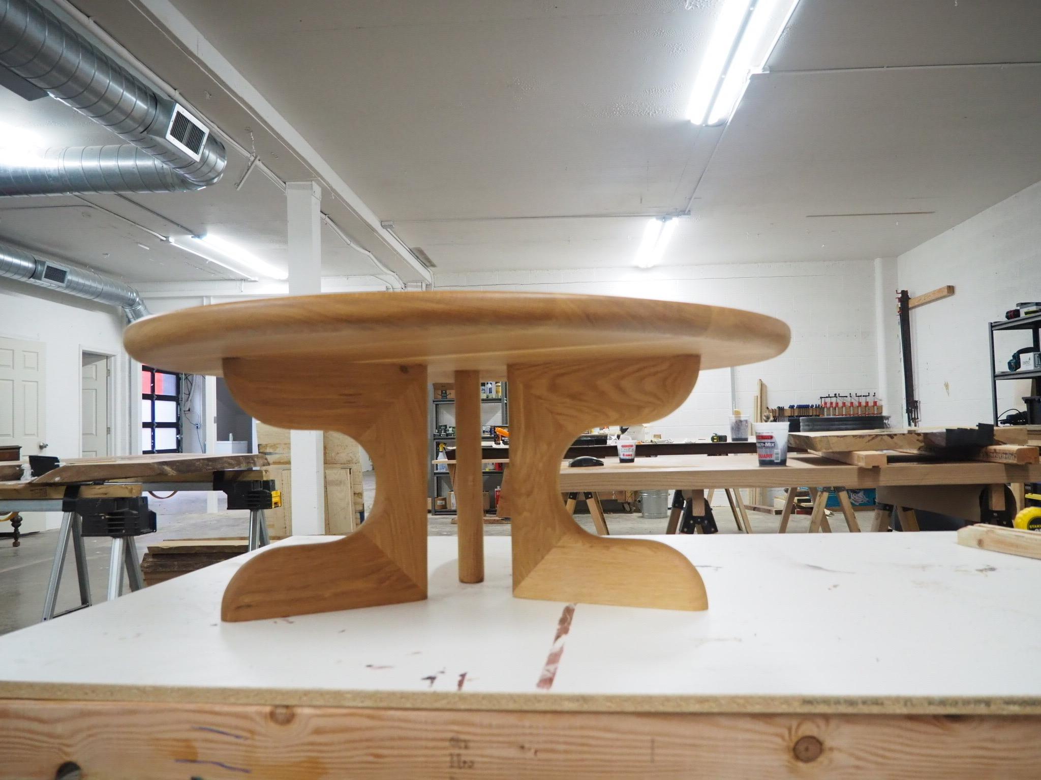 ¡Mesa de centro redonda de roble en stock! (Lutra Design) Siglo XXI y contemporáneo en venta