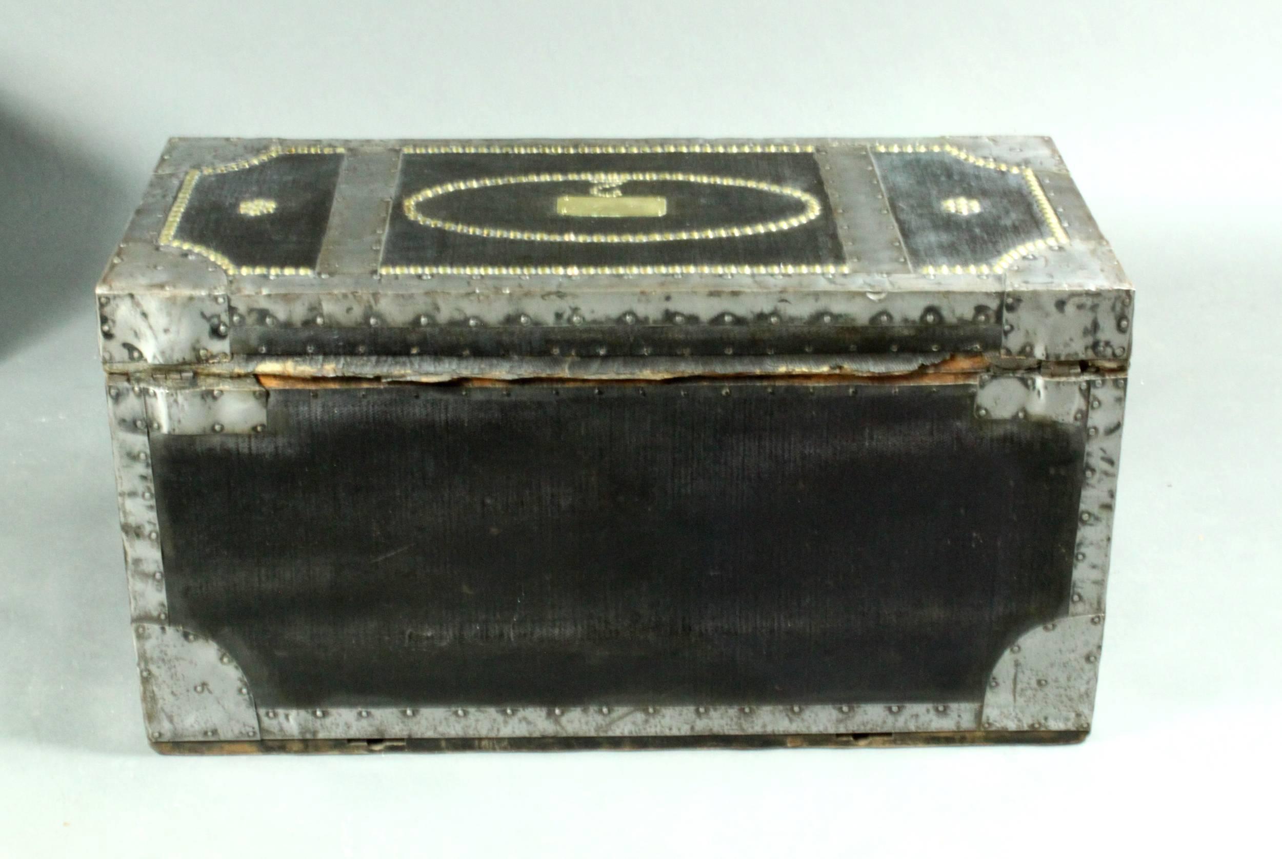 Début du XIXe siècle Paire de coffres de campagne anciens en cuir en vente