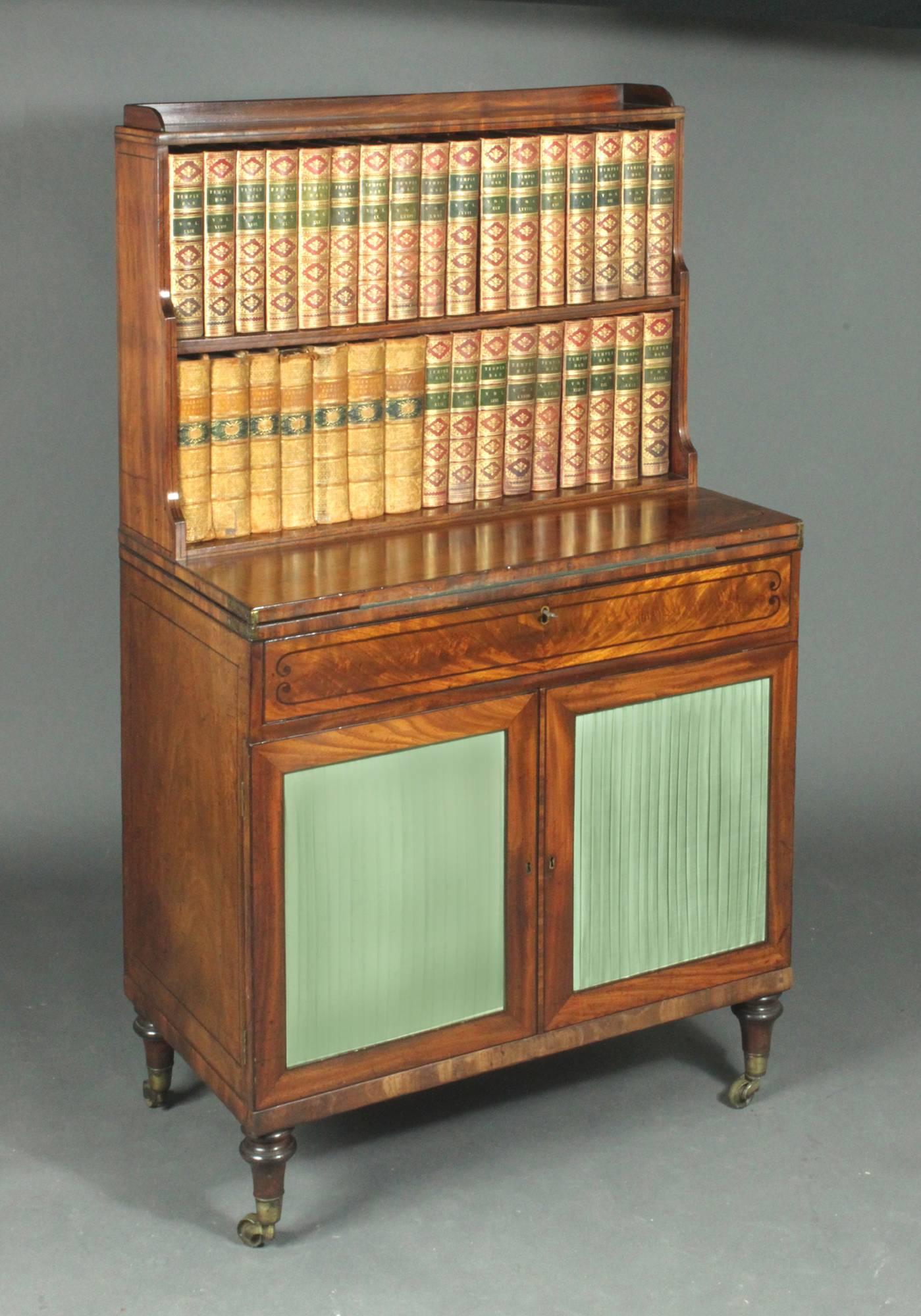 A fine Regency lady's writing cabinet in figured mahogany with black ebony inlay: Good colour and patina. Opening writing flap with lidded compartments for ink bottles and pens.

 
