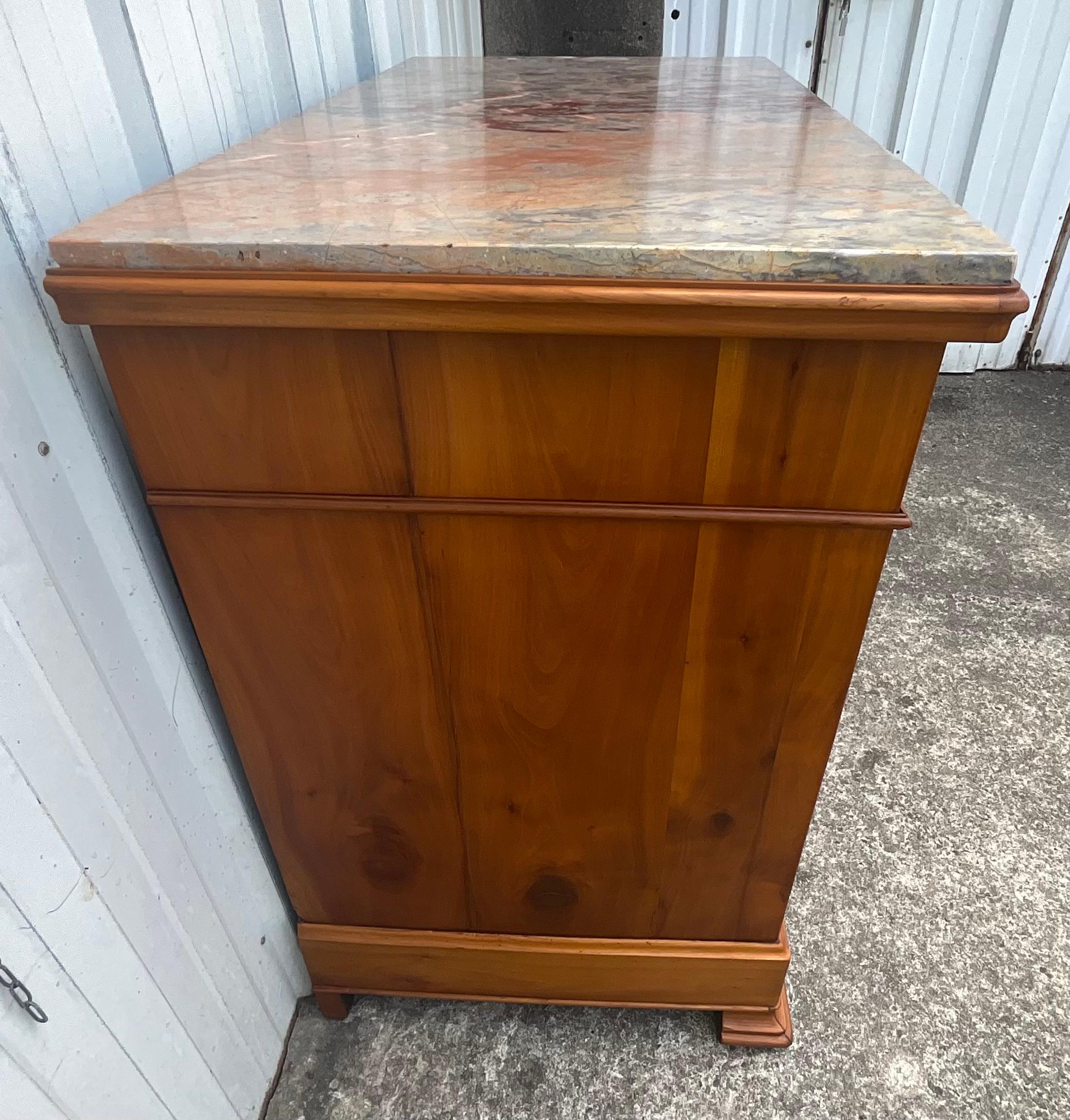 Louis-Philippe Chest of Drawers in Cherry Burl with Marble Top, Circa 1890 In Good Condition For Sale In SAINT-CLÉMENT-DE-LA-PLACE, FR