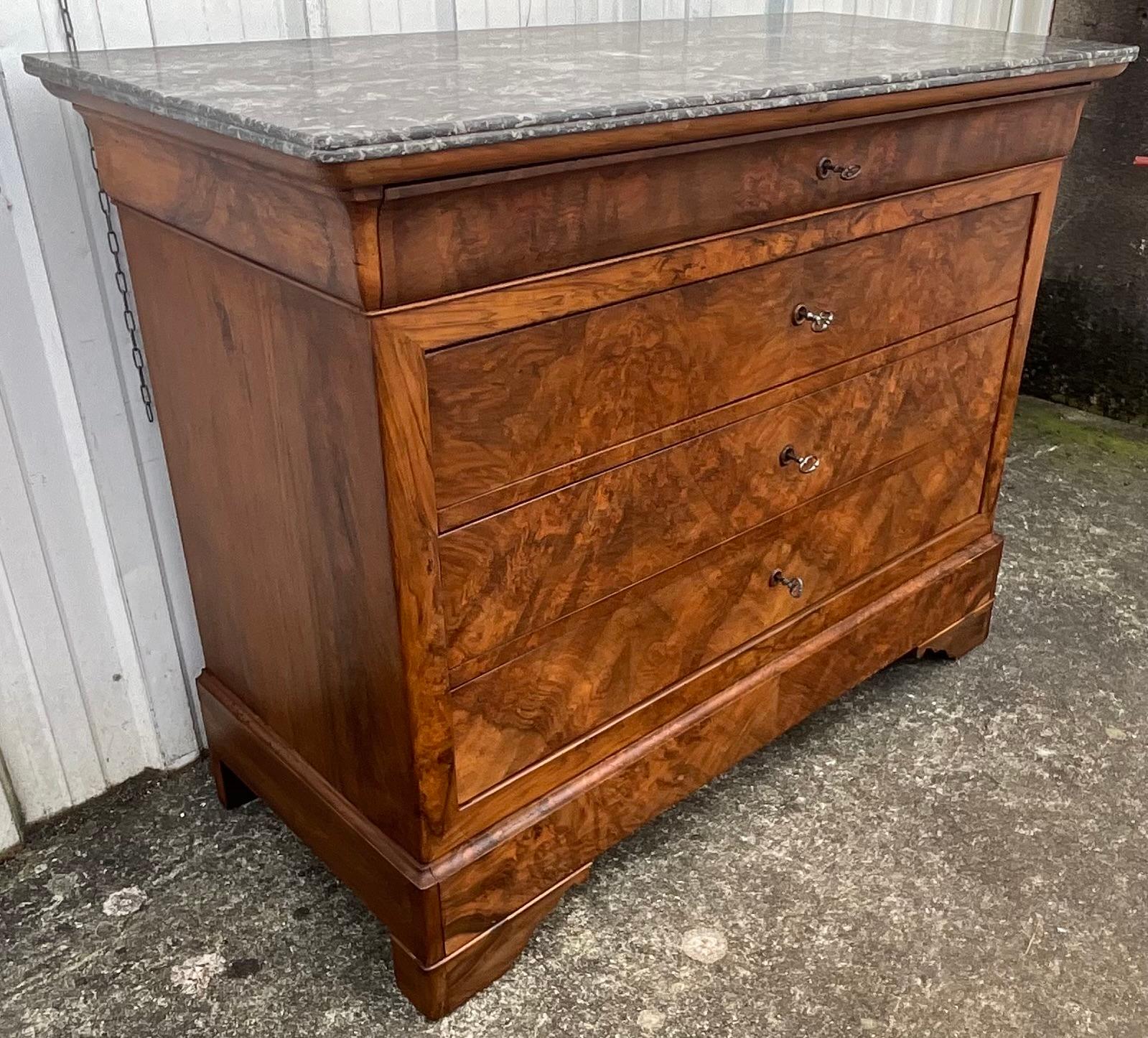 Cassettiera Louis Philippe in radica di noce, marmo originale di Saint-Anne, metà del XIX secolo Questa cassettiera Louis Furniture è più di un mobile; porta con sé l'anima di una casa borghese nella Valle della Loira circondata da vigneti di