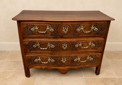 Commode Louis XV en noyer massif, XVIIIe siècle