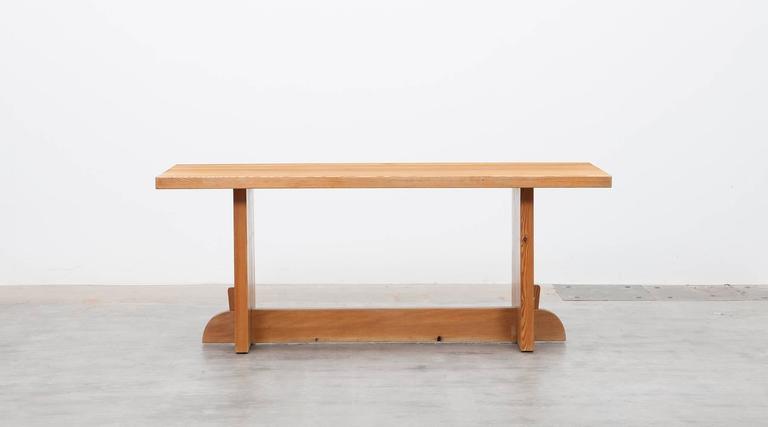 Dining table with beautifully grained Oregon pine with matte finish. An excellent example of the Swedish designer and woodworker Axel Einar Hjorth. Table is in wonderful condition. Manufactured by Nordiska Kompaniet.