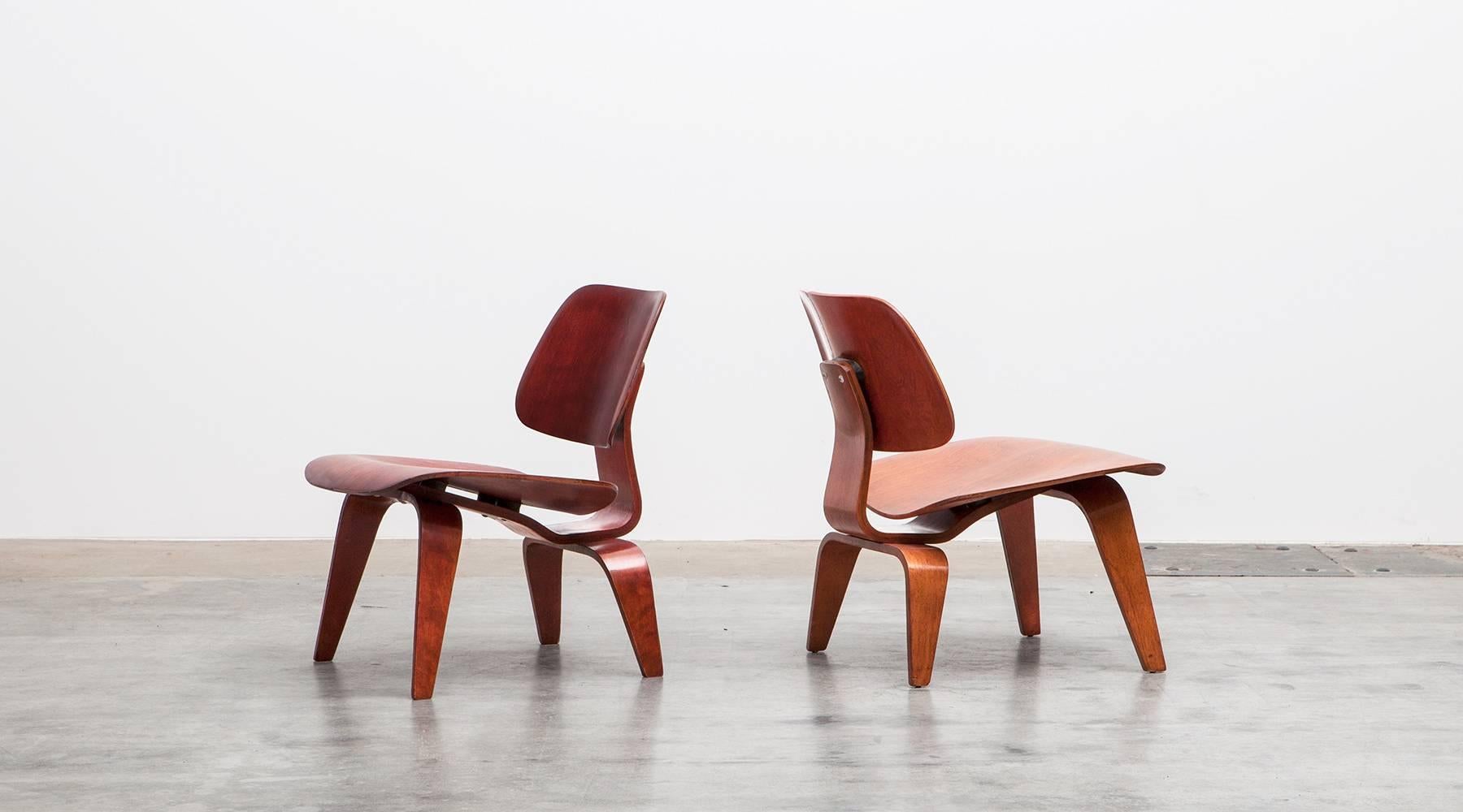1940er Jahre rot, braun geformtes Sperrholz-Set von Charles und Ray Eames LCW Stühlen 'b' (Moderne der Mitte des Jahrhunderts) im Angebot