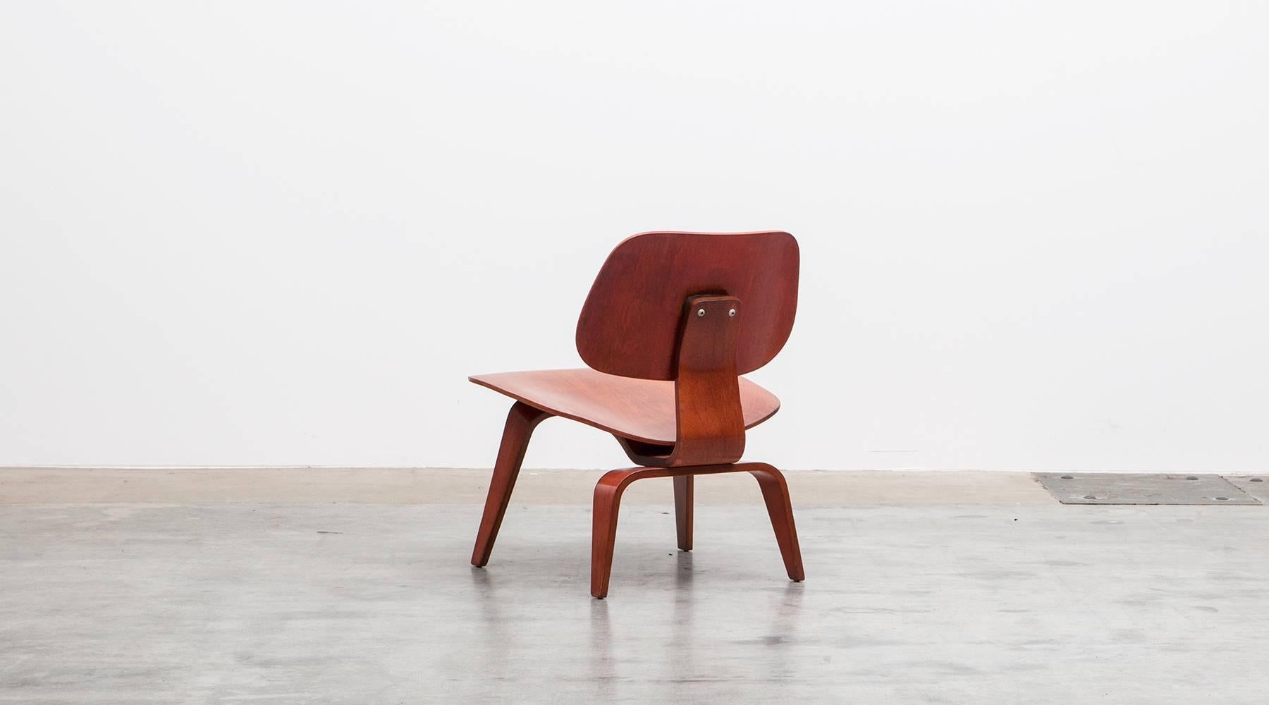 1940's red, brown molded plywood set of Charles and Ray Eames LCW Chairs 'b' In Good Condition For Sale In Frankfurt, Hessen, DE