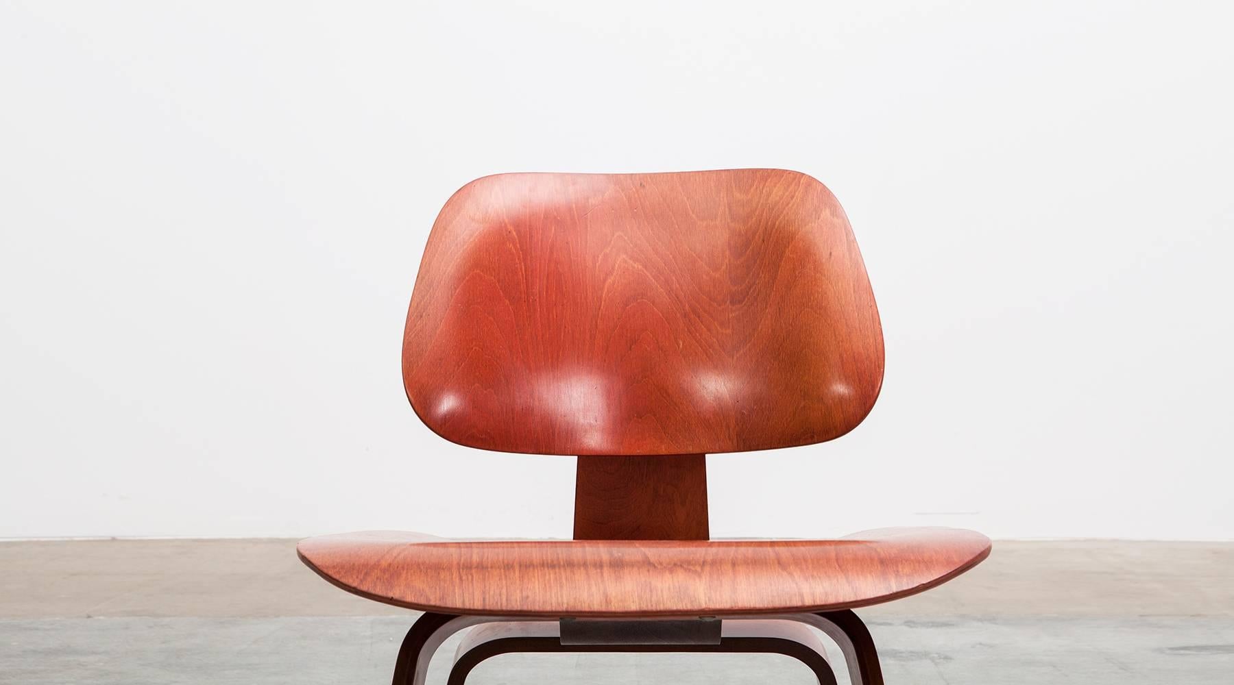 1940er Jahre rot, braun geformtes Sperrholz-Set von Charles und Ray Eames LCW Stühlen 'b' im Angebot 3