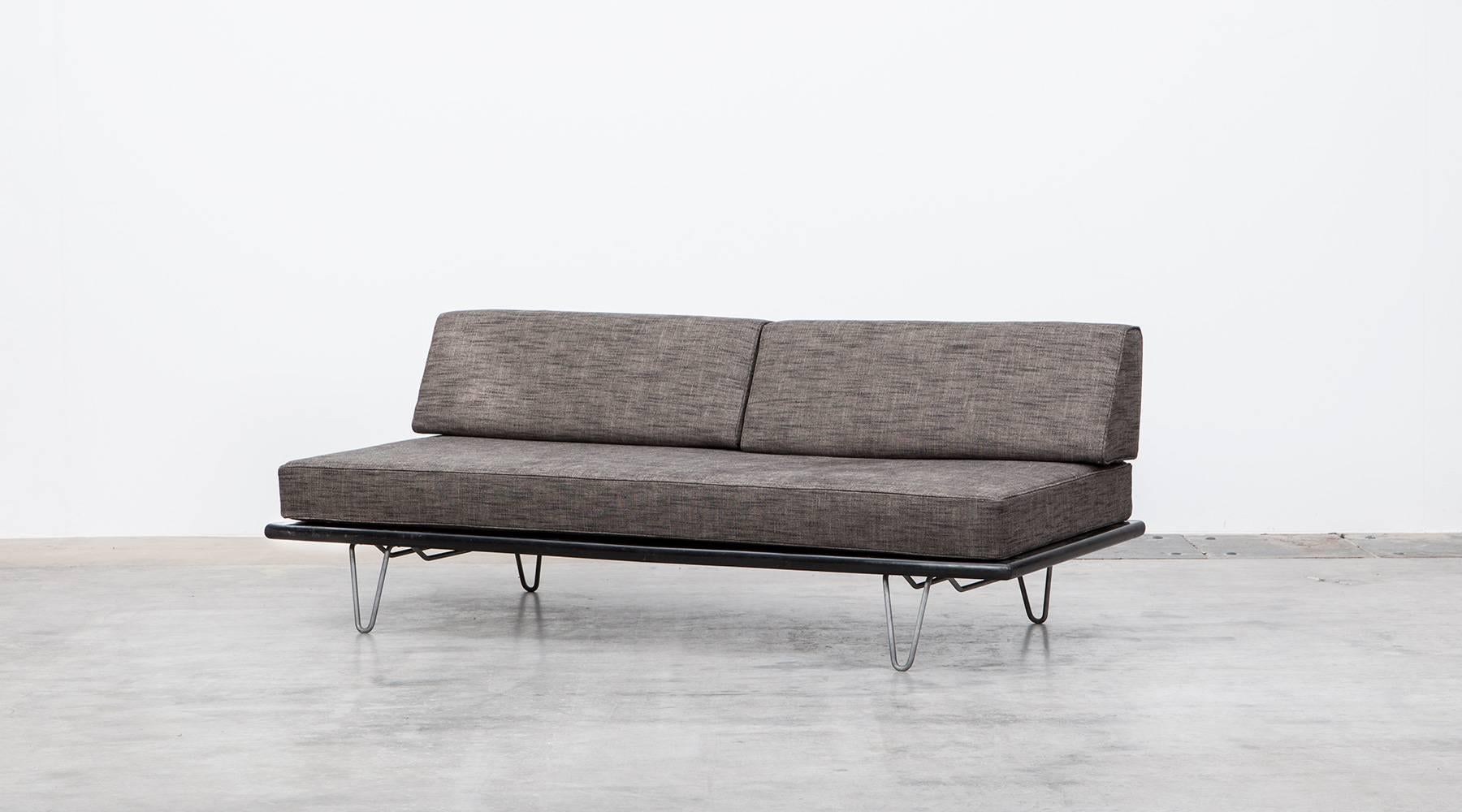 The daybed designed by George Nelson is newly upholstery with high-quality fabric and comes on metal legs holding a wooden frame. The Minimalist design gives each room an elegant atmosphere. Manufactured by Herman Miller.