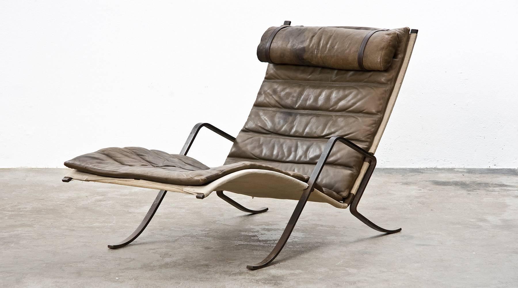This model is a forerunner of the Grasshopper Lounge Chair designed by Preben Fabricius and Jørgen Kastholm in aniline leather which has a perfect looking patina and the base in flat steel is still in very good original condition. The comfortability