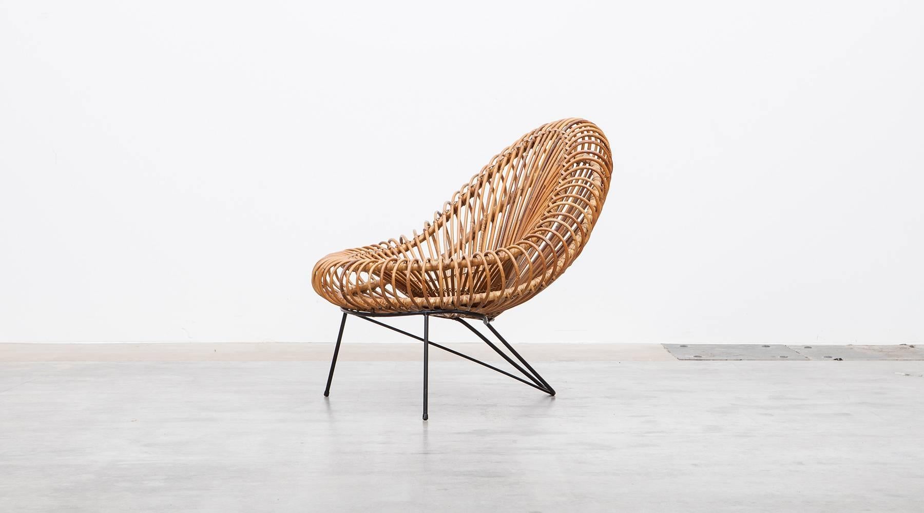 This basketware lounge chair from 1955 is in excellent original condition, designed by Janine Abraham and Dirk Jan Rol. The elegant basket seat shell is held by black lacquered steel frame. Manufactured by Edition Rougier.
