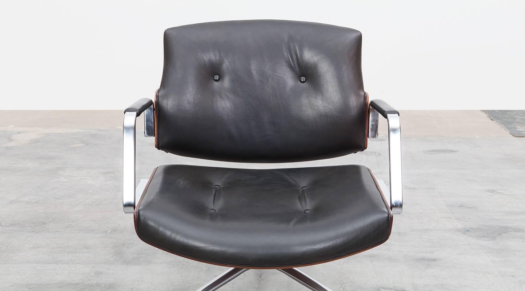 1960's brown wood and black leather Swivel Chair by Fabricius and Kastholm 'c' im Zustand „Gut“ in Frankfurt, Hessen, DE