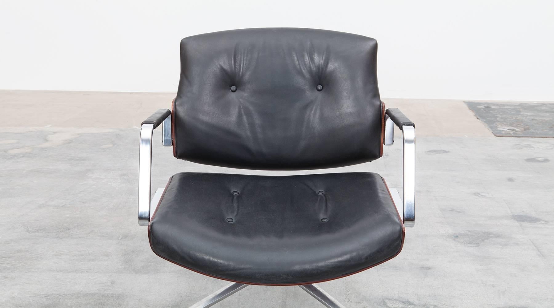 1960's brown wood and black leather Swivel Chair by Fabricius and Kastholm 'e' In Good Condition In Frankfurt, Hessen, DE