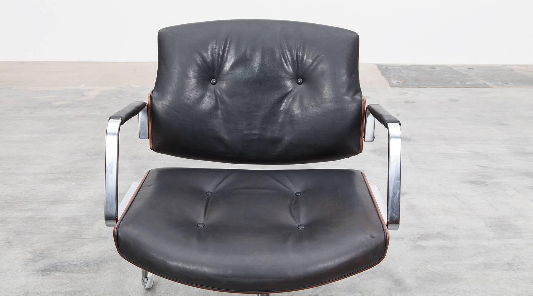 1960's brown wood and black leather Swivel Chair by Fabricius and Kastholm 'f' In Good Condition In Frankfurt, Hessen, DE