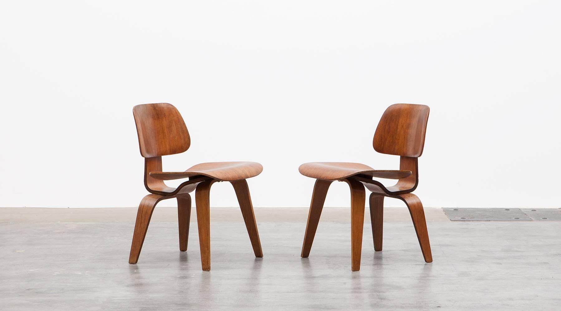 Mid-Century Modern Set of Four Charles & Ray Eames DCW Chairs 'B'