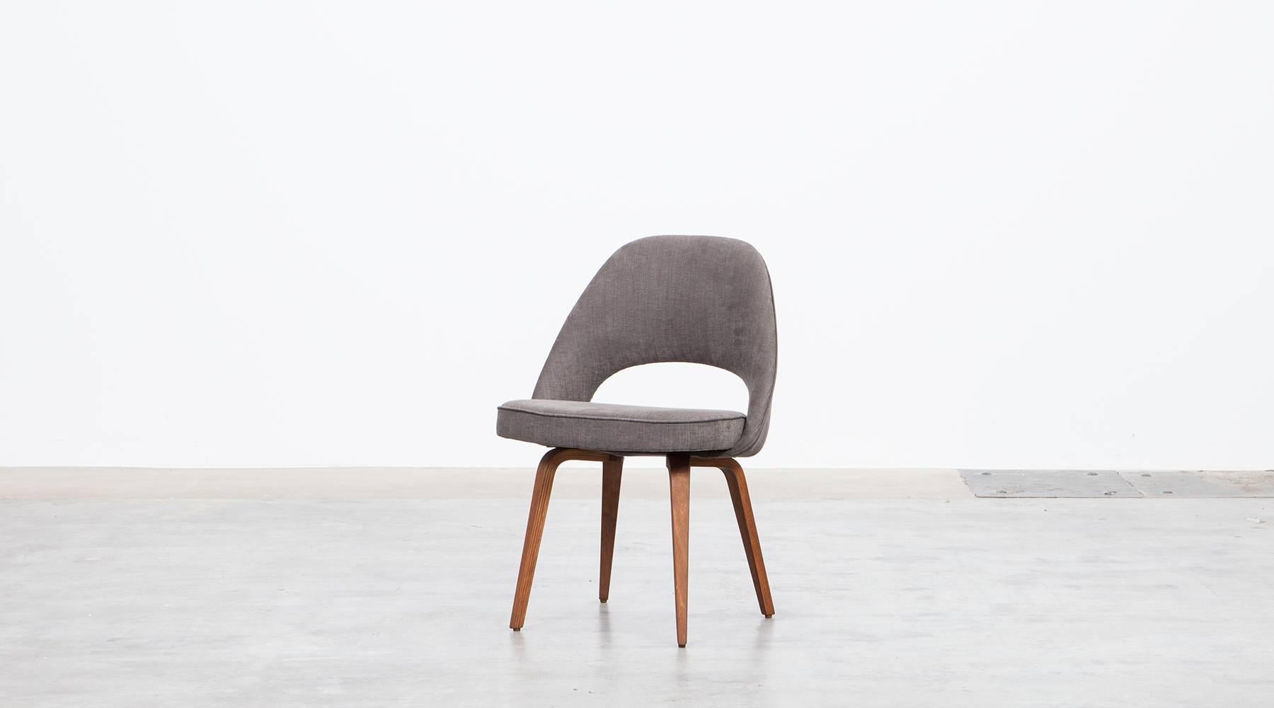 1950's grey upholstery, wooden Side Chairs by Eero Saarinen NEW UPHOLSTERY In Excellent Condition In Frankfurt, Hessen, DE