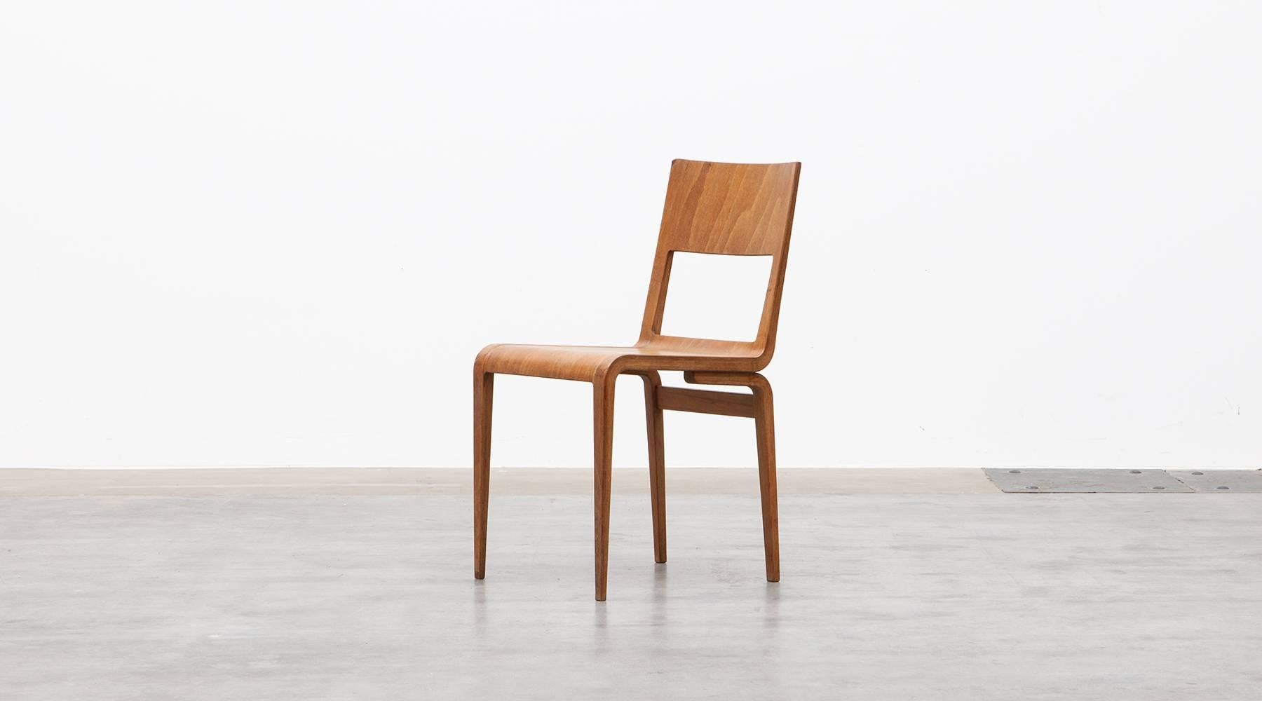 Stuhl aus Buchensperrholz von Erich Menzel, Deutschland, 1951.

Ein Sperrholzstuhl von Erich Menzel aus dem Jahr 1950. Das Sperrholz besteht aus mehr als 20 zusammengepressten Furnierschichten. Das Design des Stuhls erinnert stark an den Entwurf des