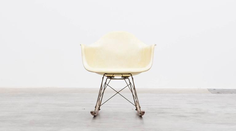 Rocking Chair by Charles & Ray Eames, Fiberglass Shell and birch, USA, 1948

RAR rocking chair designed by famous couple Charles and Ray Eames. This is an early example with beautiful parchment color fiberglass shell that goes into delicate beige.