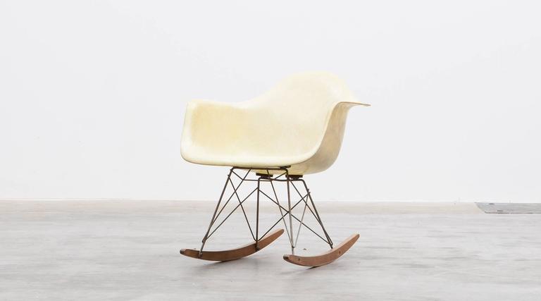 Mid-Century Modern 1948 Parchment Color Fiberglass Shell RAR Rocking Chair by Charles & Ray Eames  For Sale