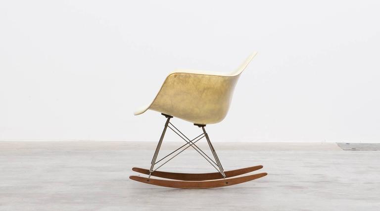 1948 Parchment Color Fiberglass Shell RAR Rocking Chair by Charles & Ray Eames  In Excellent Condition For Sale In Frankfurt, Hessen, DE
