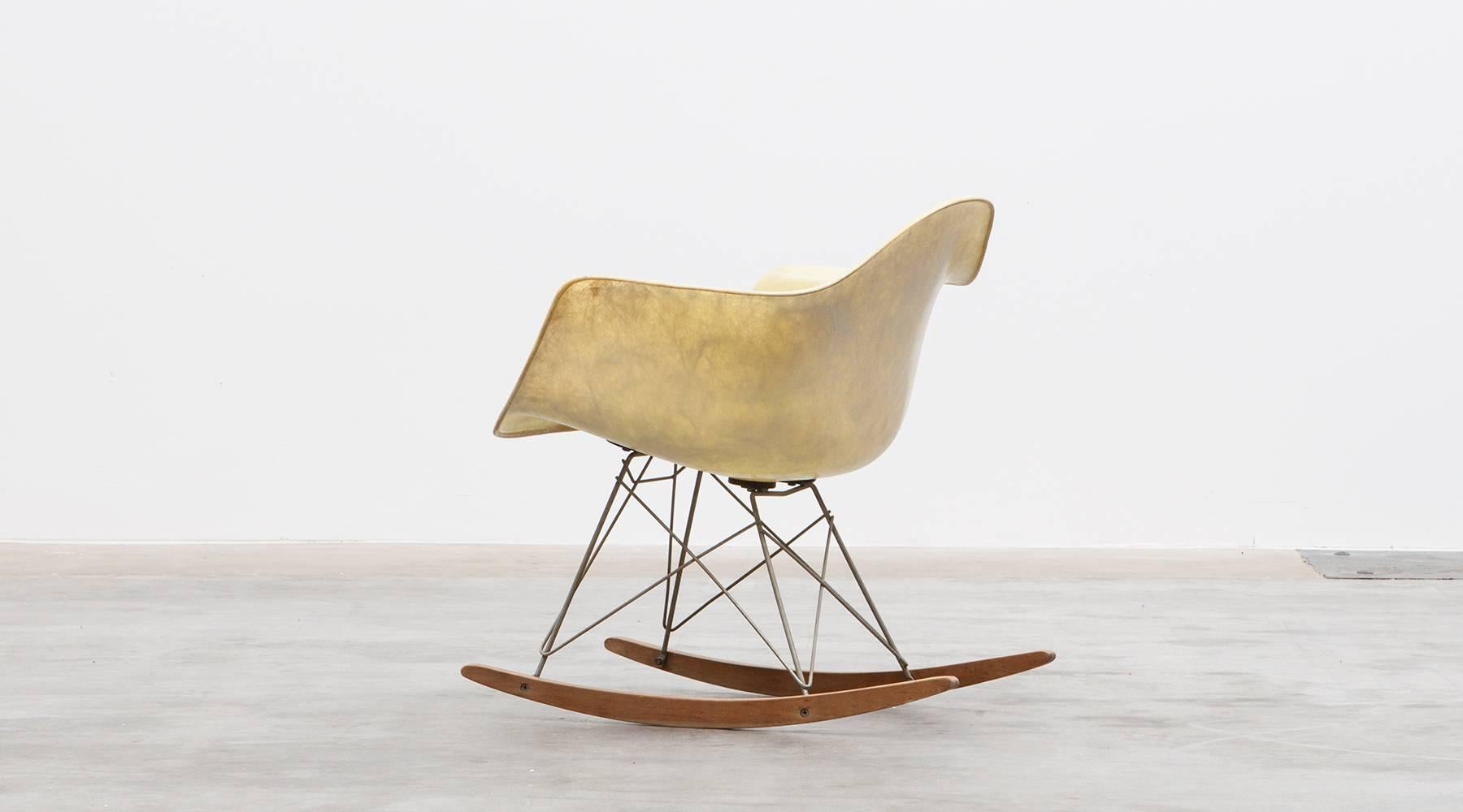 1948 Parchment Color Fiberglass Shell RAR Rocking Chair by Charles & Ray Eames  In Excellent Condition In Frankfurt, Hessen, DE