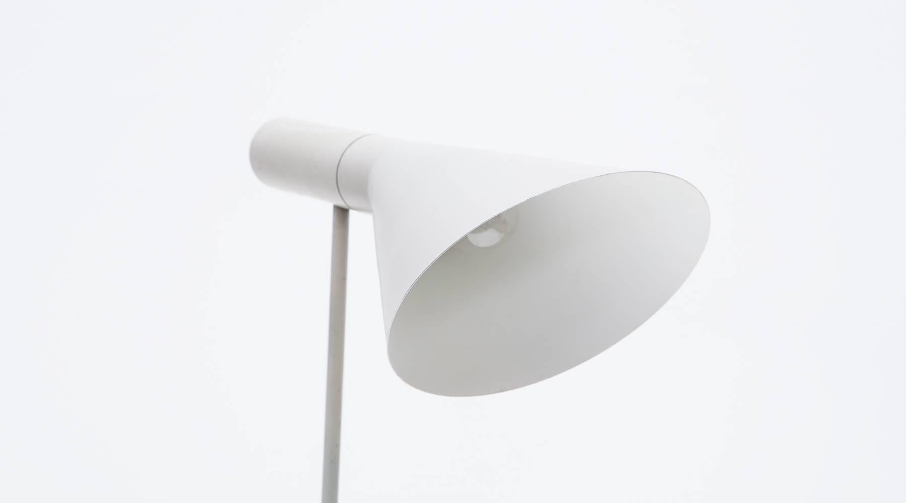 1950s white Desk Lamp by Arne Jacobsen  In Good Condition For Sale In Frankfurt, Hessen, DE
