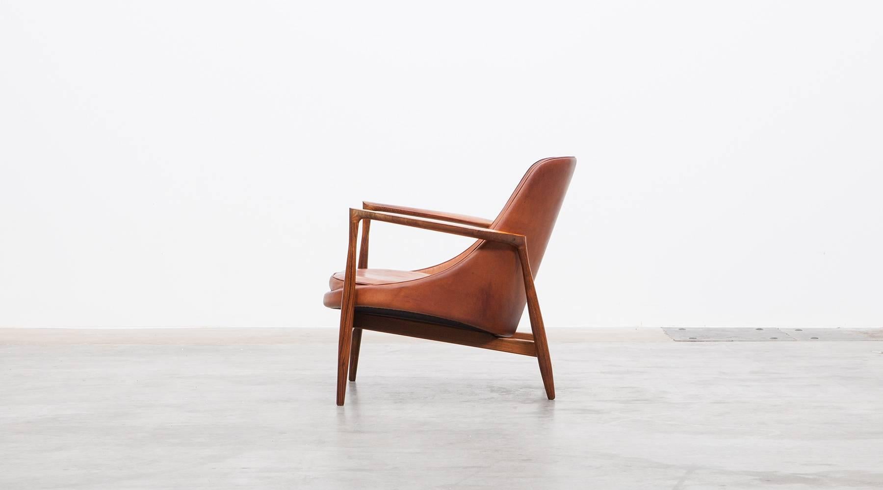 leather and wood lounge chair
