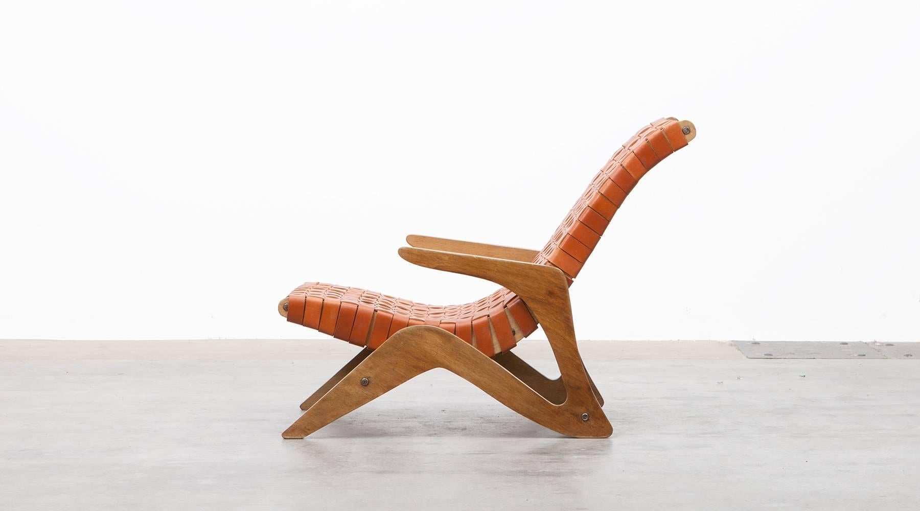 Lounge chair, brown leather, wood, Jose Janine Caldas, Brazil 1950.

This beautiful lounge chair was designed by Jose Zanine Caldas in 1950. The organic shape matches perfect to the pattern of the woven leather stripes. It is an example of Brazilian