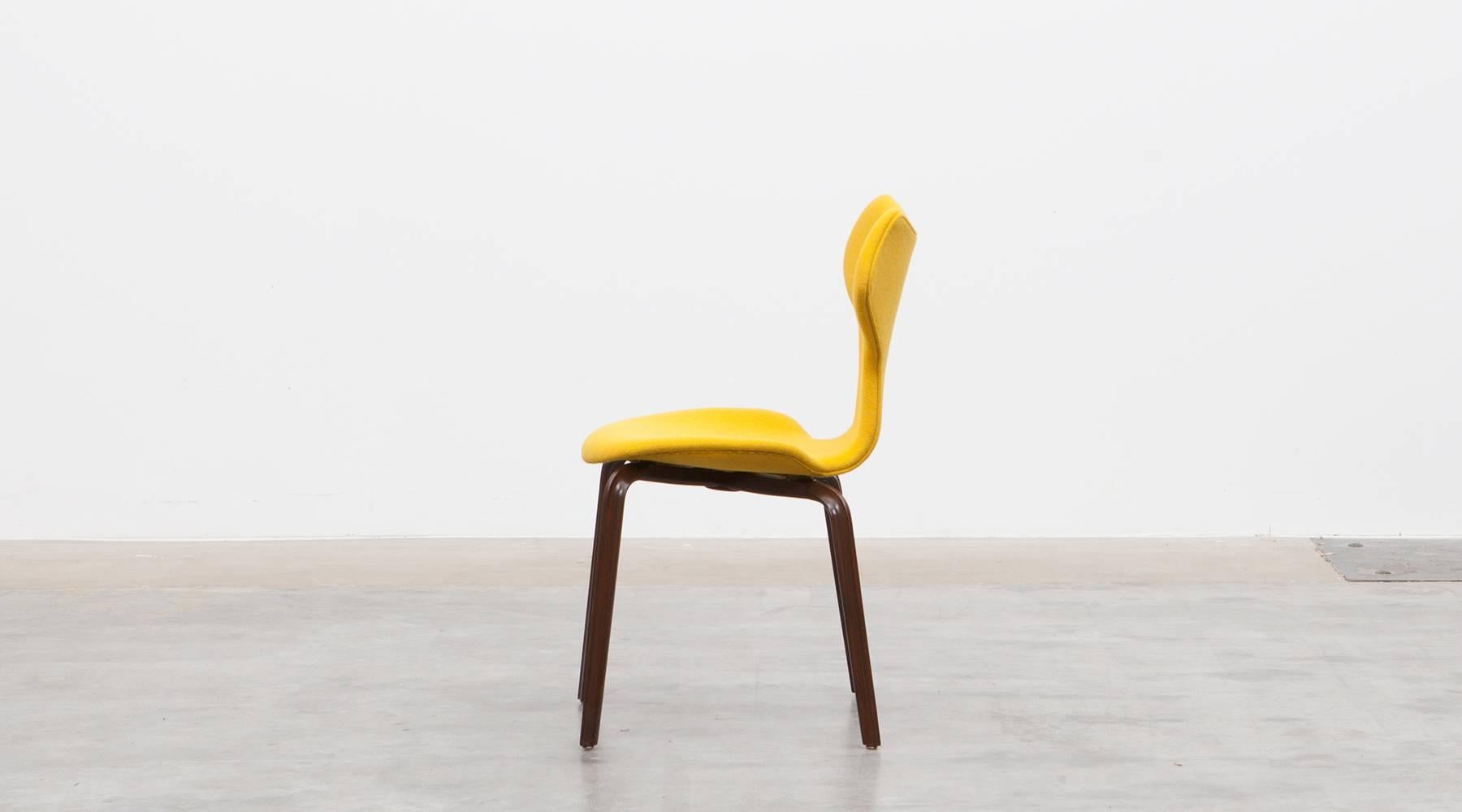 1950s Yellow Upholstery, set of four Plywood Chairs by Arne Jacobsen In Good Condition For Sale In Frankfurt, Hessen, DE