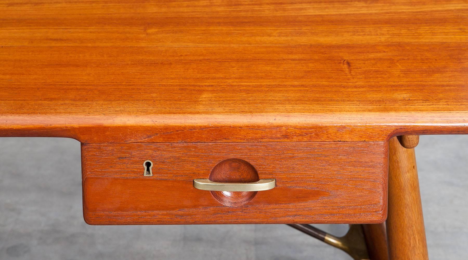 1950s Brown Teak Desk by Hans Wegner for Johannes Hansen In Excellent Condition In Frankfurt, Hessen, DE