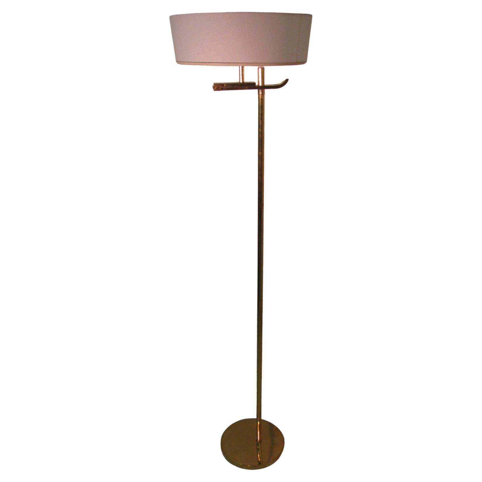 Lampadaire Flip simple et élégant de Kurt Versen. Toutes les cuivres ont été polies avec un nouvel abat-jour en lin. Nouveau câblage avec prises doubles. Lampadaire iconique de Kurt Versen qui fait office de lampe de lecture et dont l'abat-jour peut