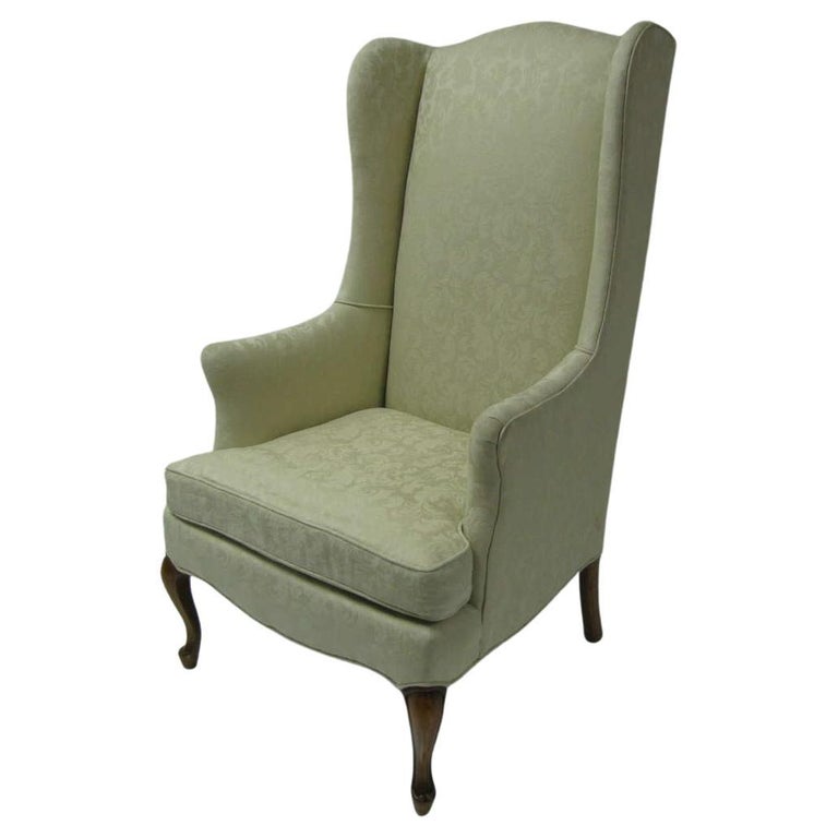 Paar kleine Mid-Century-Ohrensessel mit Flügelrückenlehne aus „weißem Damast“ im Angebot bei 1stDibs Deutschland