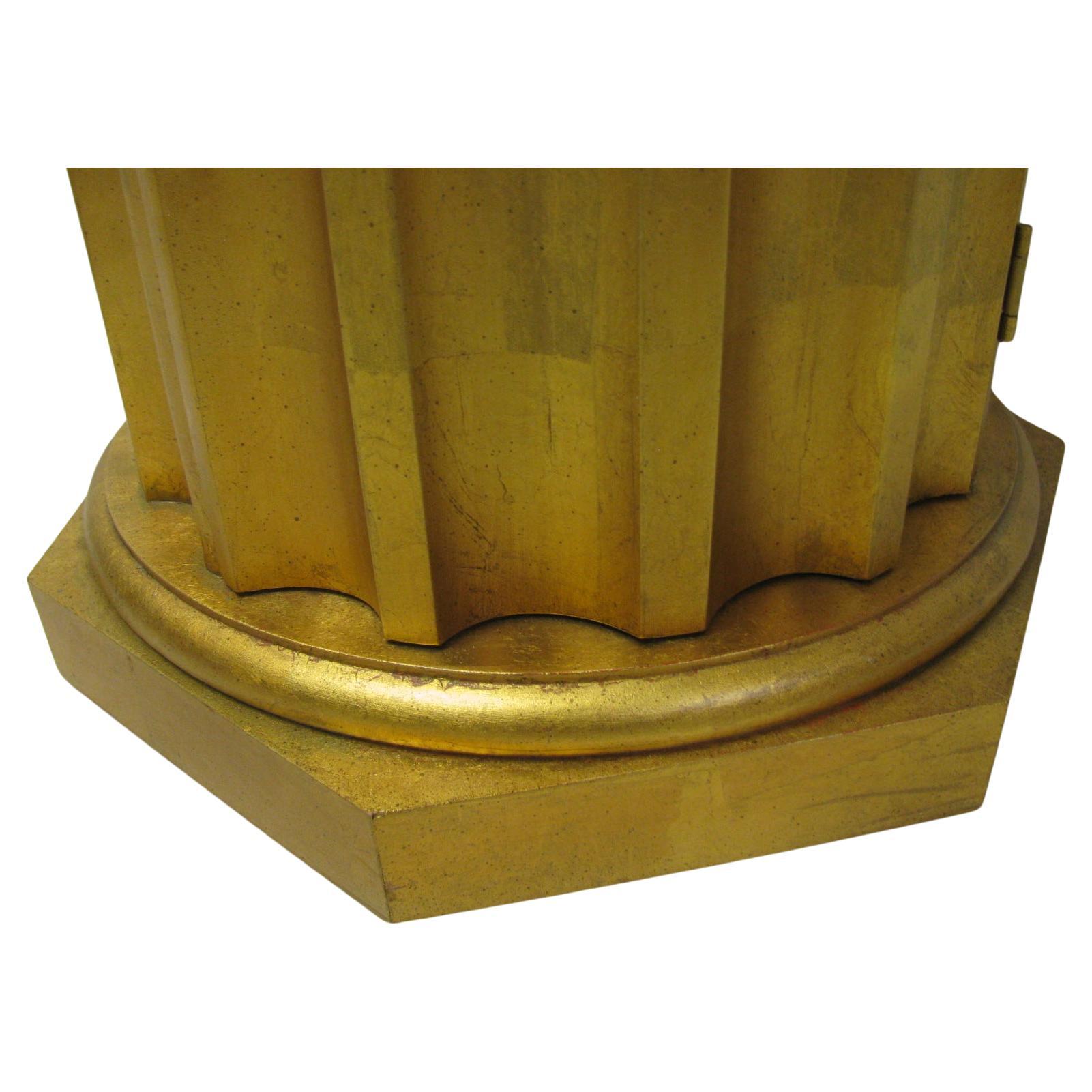 Des tables simples et très élégantes avec une seule porte pour le rangement. Les demi-colonnes cannelées dorées sont en bois massif sculpté avec de lourdes bases en bois. Les dessus de marbre sont signés Portugal.