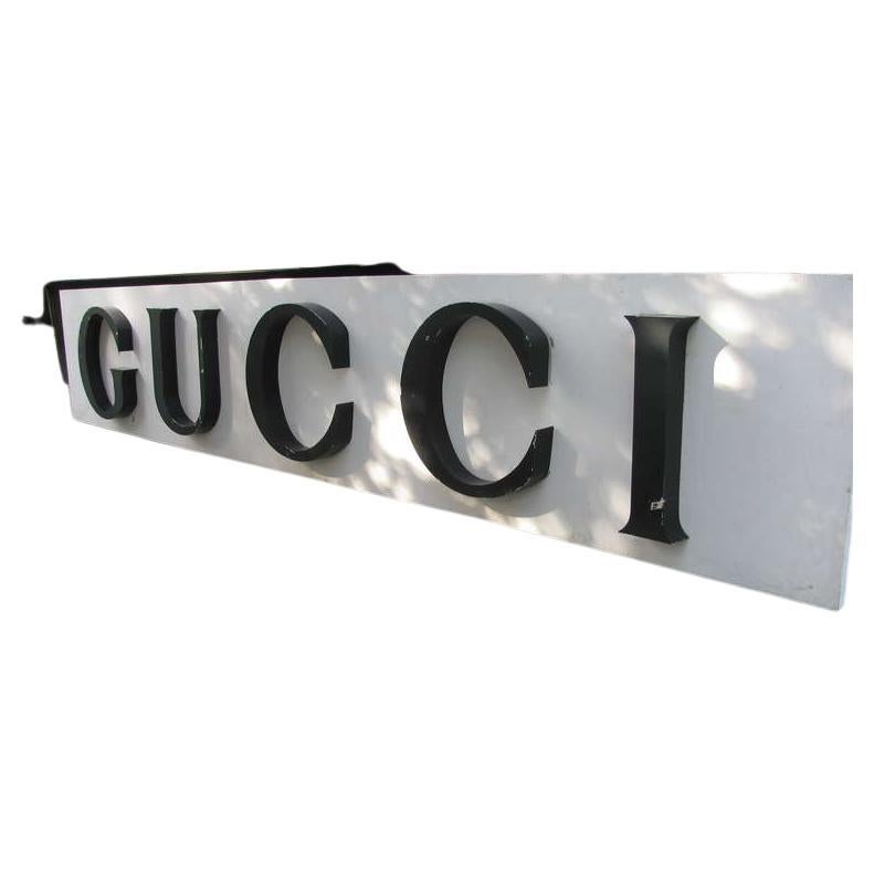 Plaque emblématique de Gucci avec ses lettres stylisées en aluminium d'une hauteur de 22 pouces. Une taille impressionnante pour l'exposition. Les lettres se déboulonnent facilement.