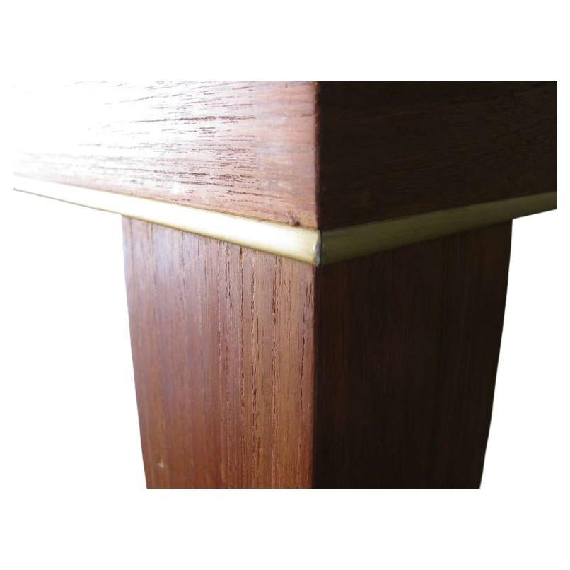 Eleganter großer Teak-Esstisch mit Messingdetails an der Schürze. Der Tisch ist sieben Fuß lang und dreieinhalb breit. Einfaches Design mit quadratischen Beinen an den Ecken. Ein großer Wert, möglicherweise ein Paul McCobb Tisch Design.