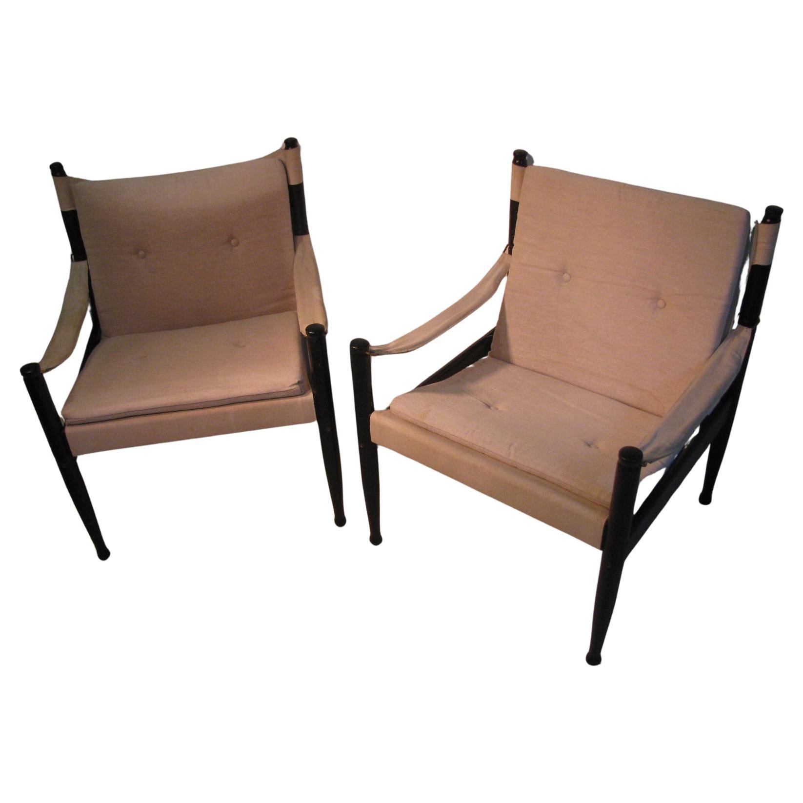 Merveilleuse paire de chaises longues safari par Erik Worts pour Niels Eilersen. Émaillées en noir avec un revêtement en toile, les chaises sont en très bon état avec quelques taches d'eau sur la toile.