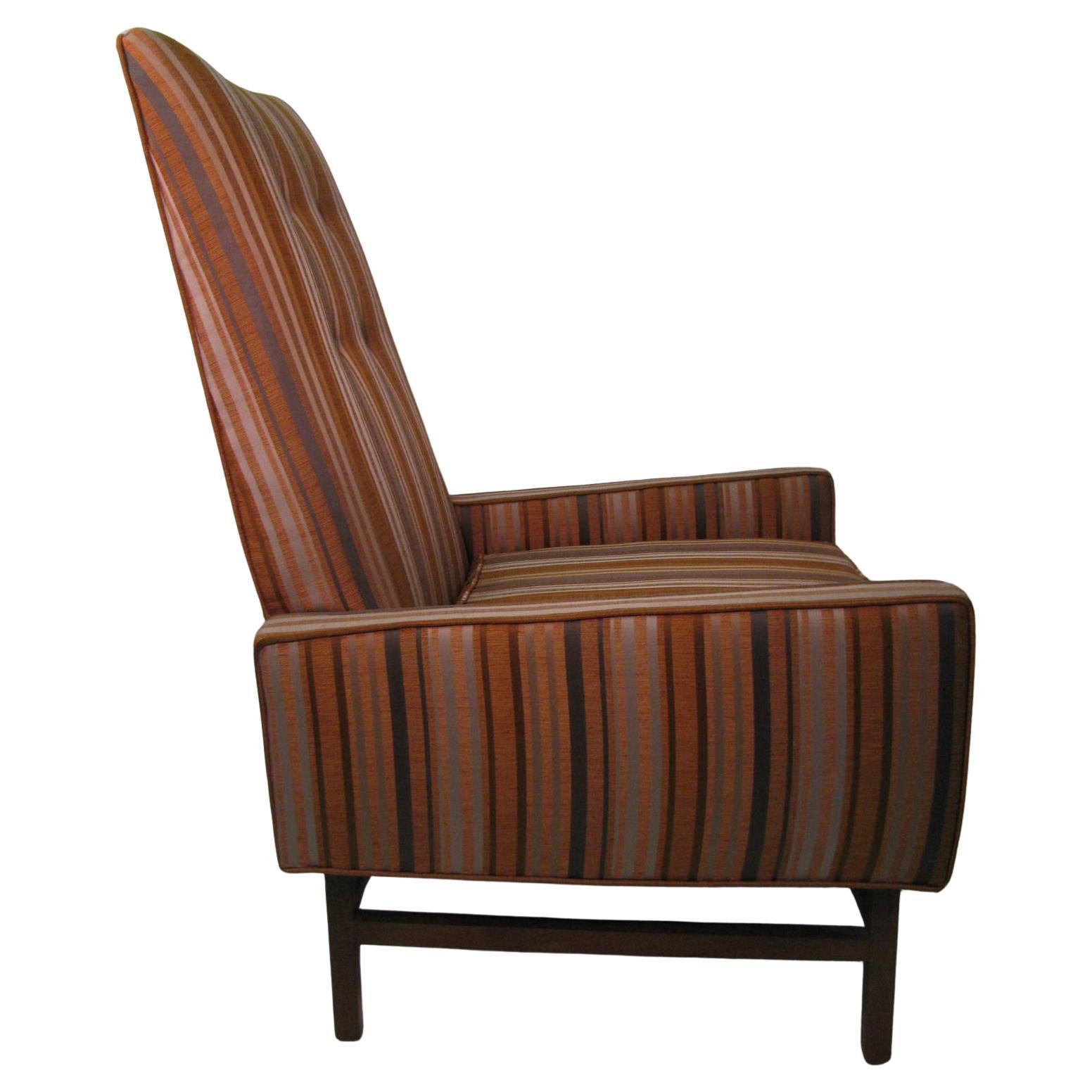 Fabelhafter gepolsterter Lounge-Sessel, verkauft von B. Altman & Co. In ausgezeichnetem Originalzustand mit neuem Schaumstoff im Sitzkissen.