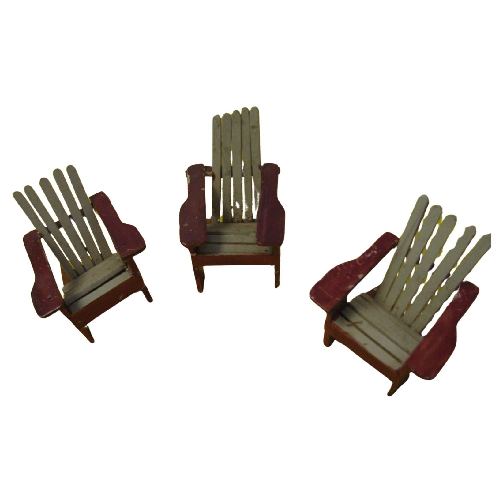 Volkskunst-Adirondack-Stühle mit Tisch und Klappdeckel  Regenschirm (amerikanisch) im Angebot
