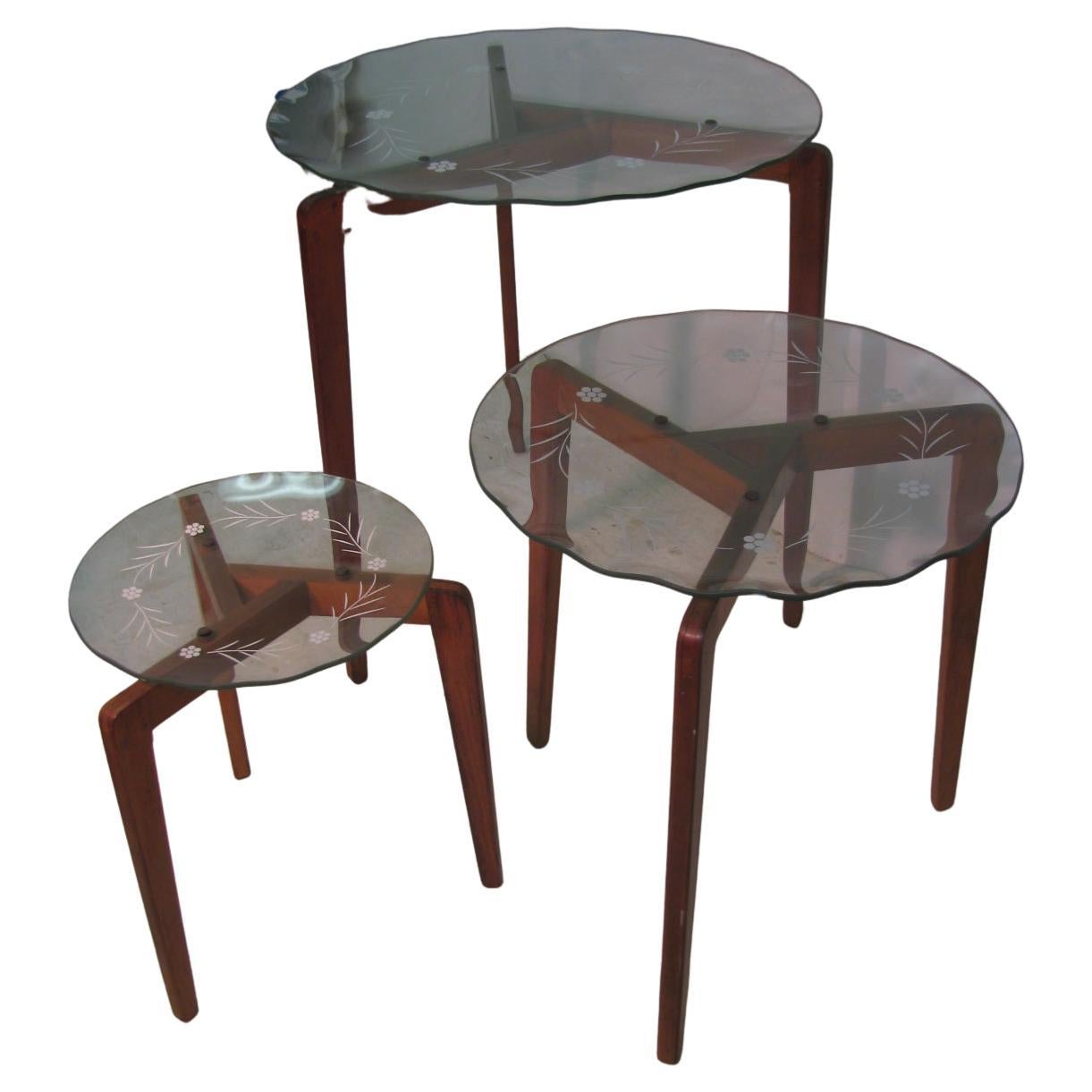 Mid-Century Modern Italienisches Kunstglas Nesting Tables 3 im Angebot