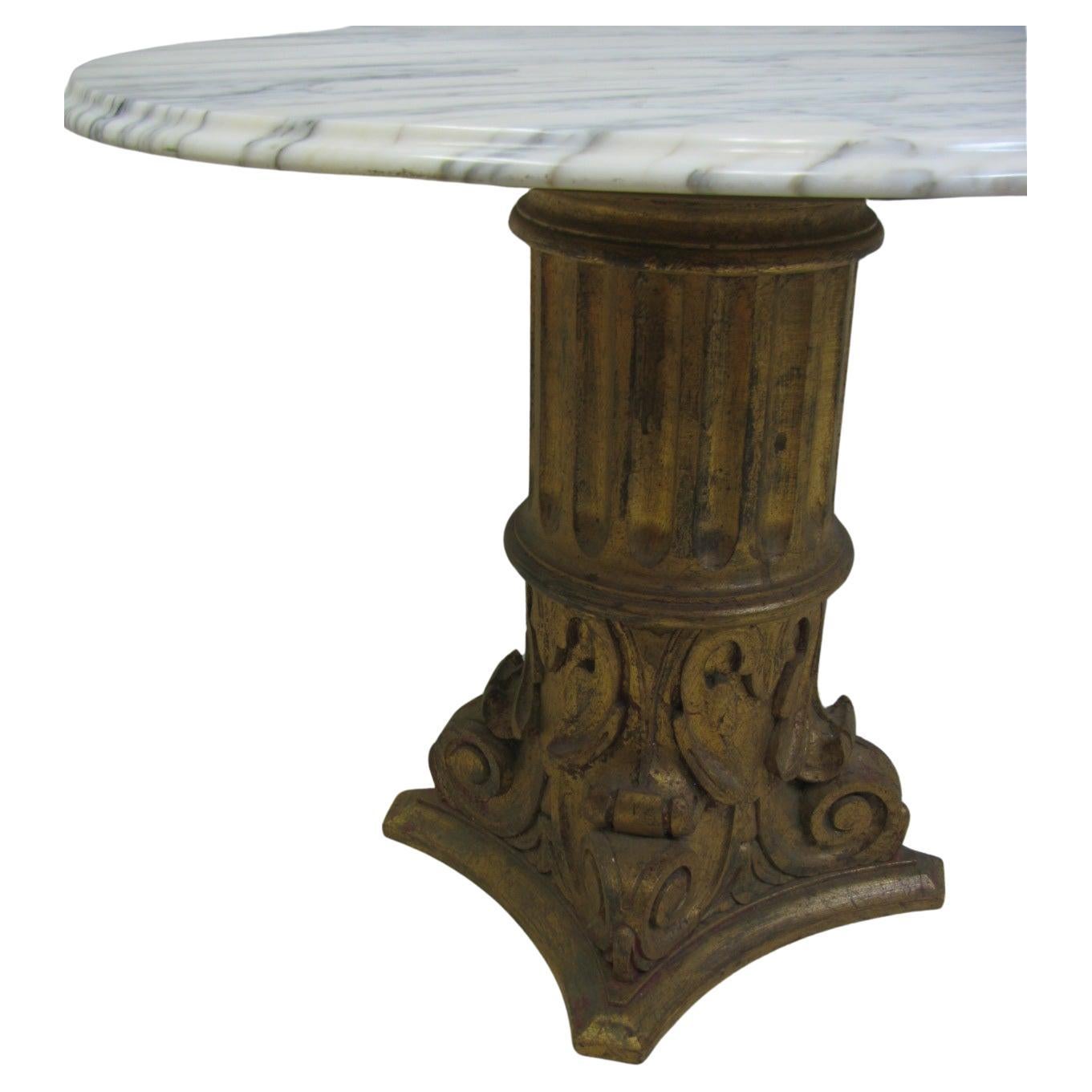 Table européenne en marbre de style régence hollywoodienne du milieu du siècle. La base en bois qui est dorée a été sculptée en Espagne, le marbre provient d'Italie.