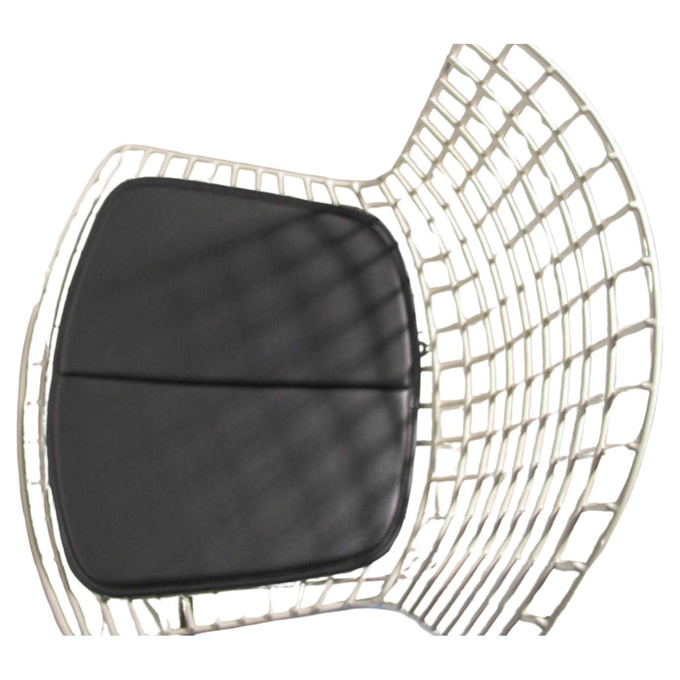 Tabouret de bar Knoll par Harry Bertoia. Coussin de siège étiqueté avec une étiquette et imprimé dans le tissu Knoll. Le revêtement en vinyle a subi quelques pertes, illustrées. Très serré et robuste, il fera un bon ajout à votre ensemble ou à