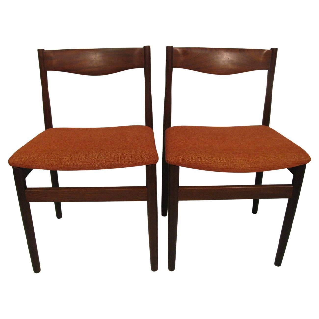 Sièges nouvellement rembourrés avec des cadres en bois de teck. De belles chaises en excellent état vintage, très serrées et confortables aussi. Les dos sont sculptés et bien soutenus. 
