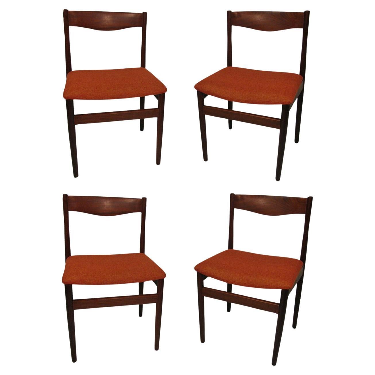 Ensemble de quatre chaises de salle à manger danoises modernes du milieu du siècle en teck Poul Volther en vente