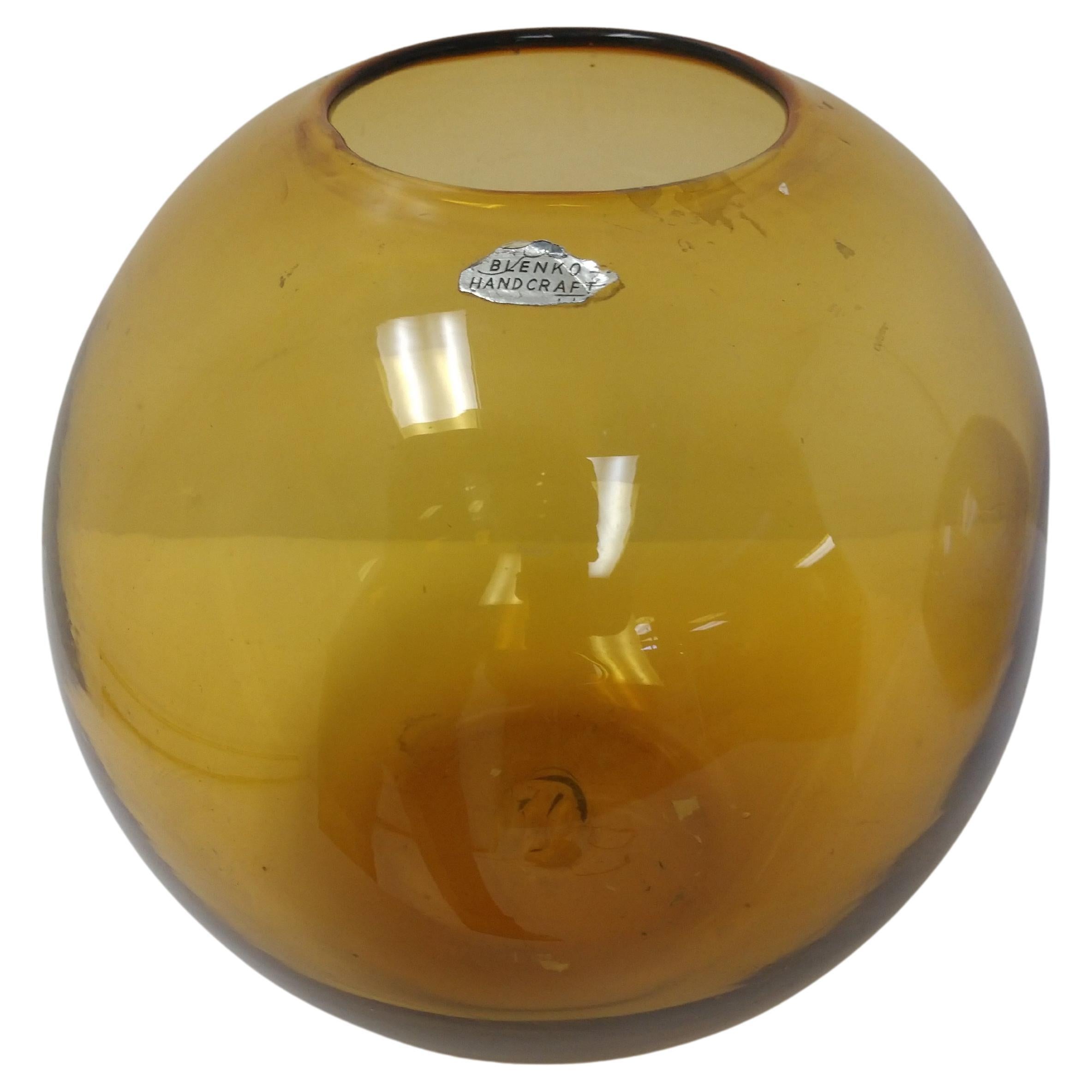Paire de vases en forme de bols à poissons de la société américaine de soufflage de verre Blenko. L'étui de couleur ambre est un peu plus grand que le vase bleu, de 10 pouces à 9,5 pouces. Le vase d'ambre conserve 90% de son étiquette d'origine. Les