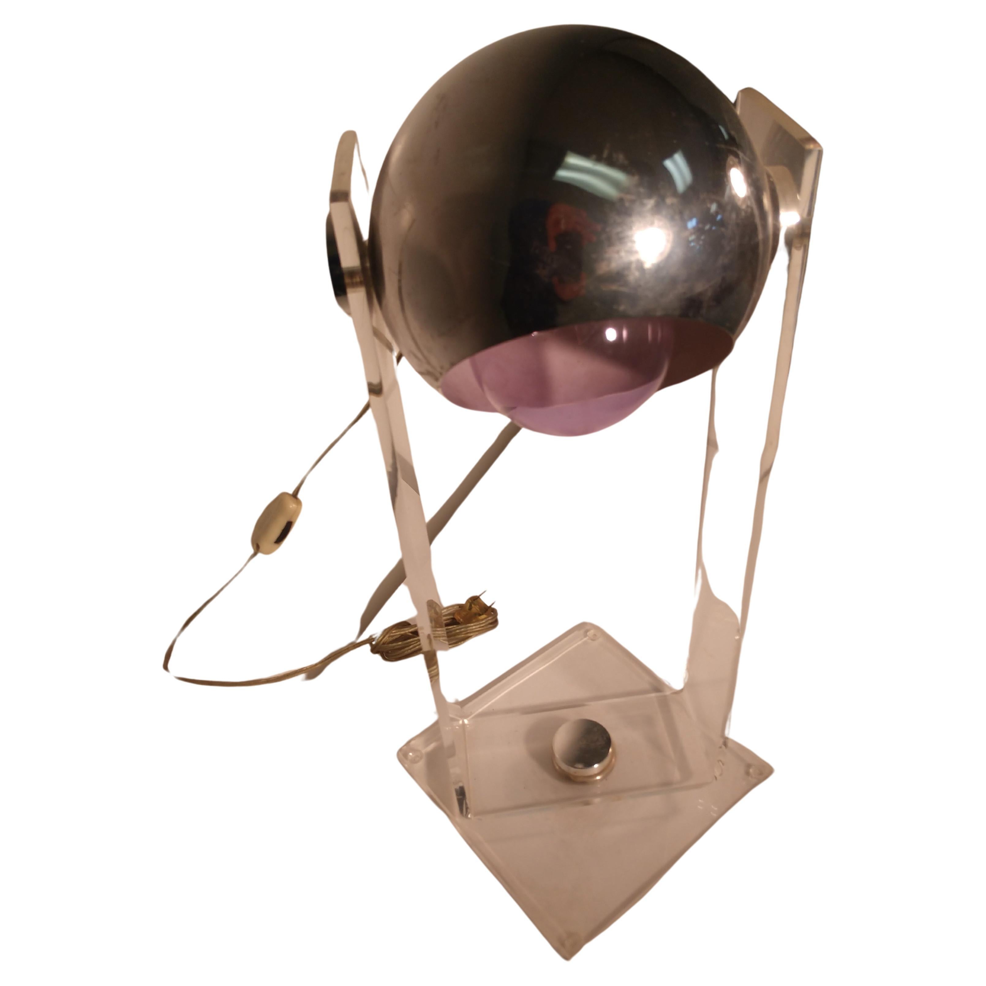 Lampada da tavolo a forma di bulbo oculare in lucite e cromo Robert Sonneman