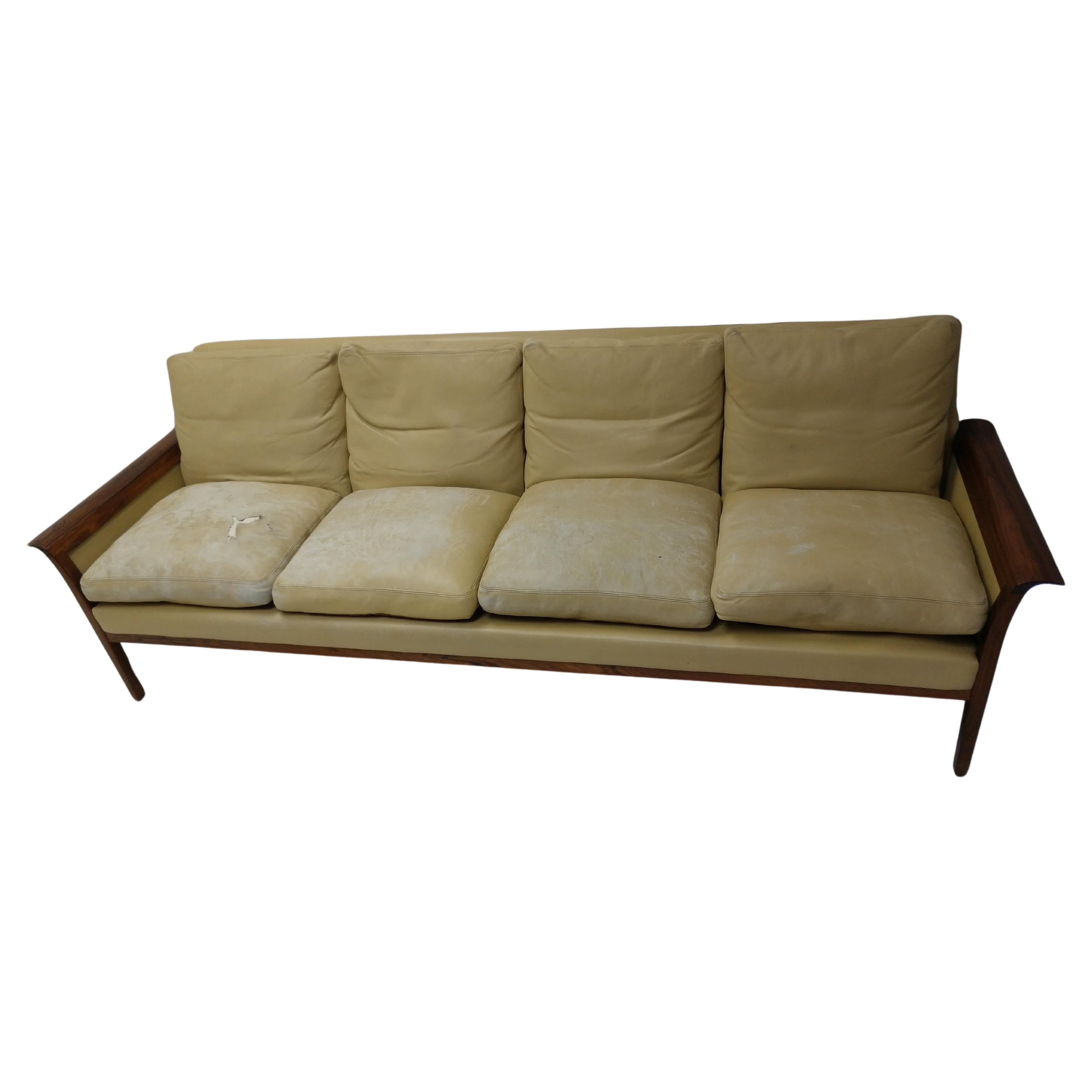 Wunderschönes Sofa aus Leder und Palisanderholz von Knut Saeter für Vatne Møbler. Viersitziges Sofa, sehr geräumig und bequem. Condit des Sofas ist groß, aber Kissen haben erhebliche Abnutzung. Palisander hat eine schöne Maserung und ist in