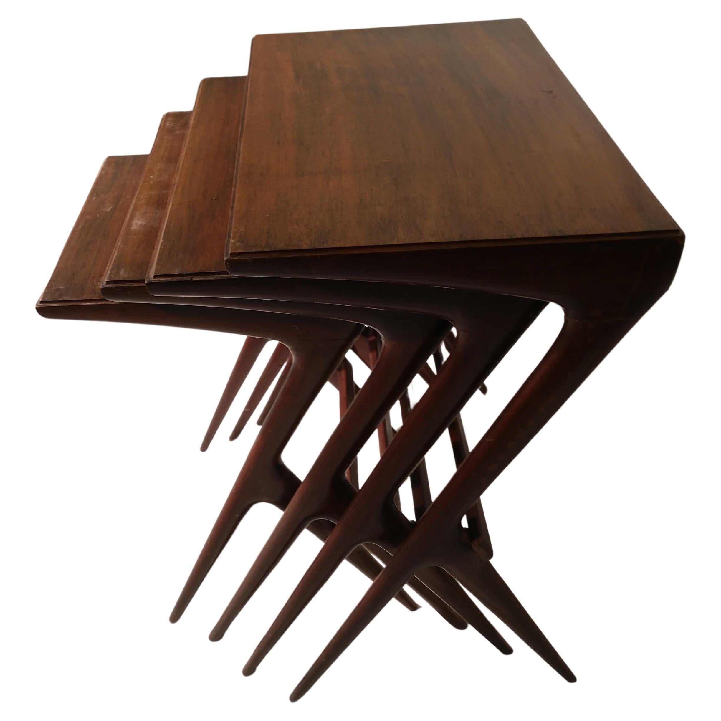 Elegant et sculptural ensemble de 4 tables gigognes en noyer des années 1950 par Ico Parisi. Les tables sont très serrées et stables. Finition originale. Le prix est pour l'ensemble qui consiste en :
Mesures : #1. 23,5 x 15,75 x 25,75 H
#2 20,75 x